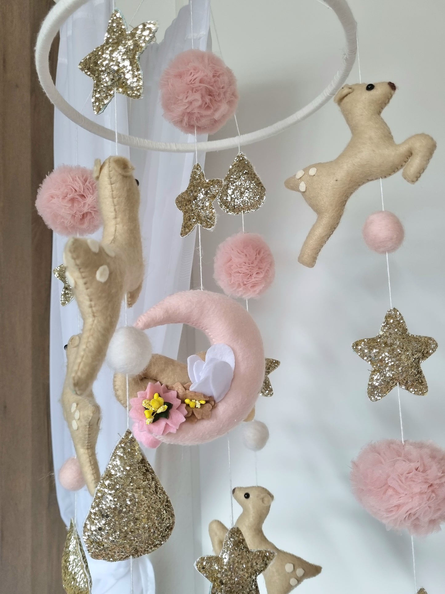 Selbstgemachtes Babymobile mit liebevoll handgefertigten Figuren und Formen, ideal für das Kinderbett oder den Kinderwagen. Hergestellt aus weichem, hochwertigem Filz in bunten Farben, fördert das Babymobile die visuelle und sensorische Entwicklung des Babys. Leicht und sicher aufzuhängen, schafft es eine beruhigende und kreative Umgebung für Ihr Kind.