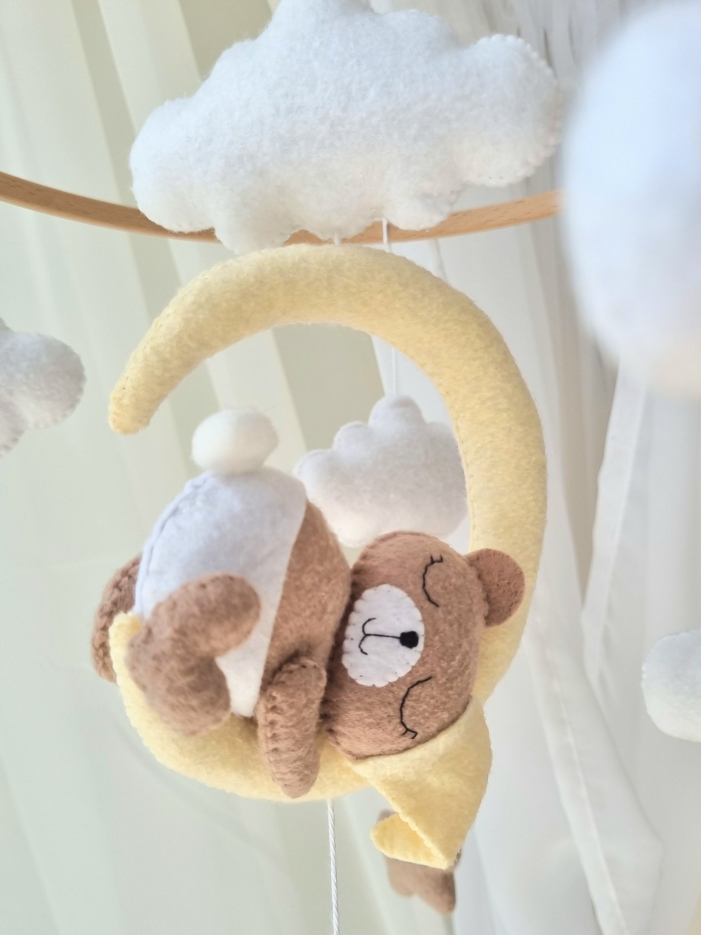 Baby Mobile schlafender Bär gelb