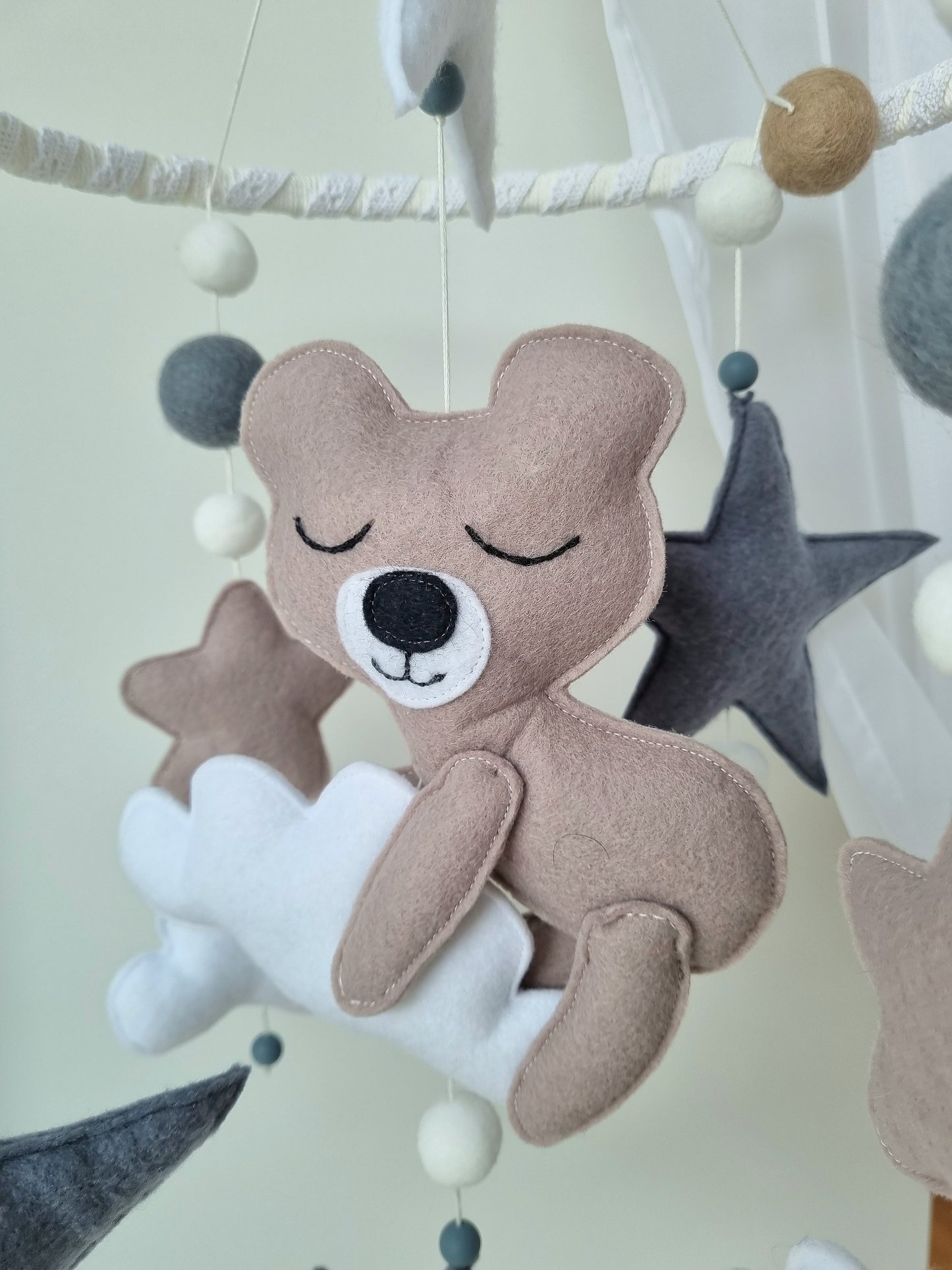 Baby Mobile schlafender Bär beige