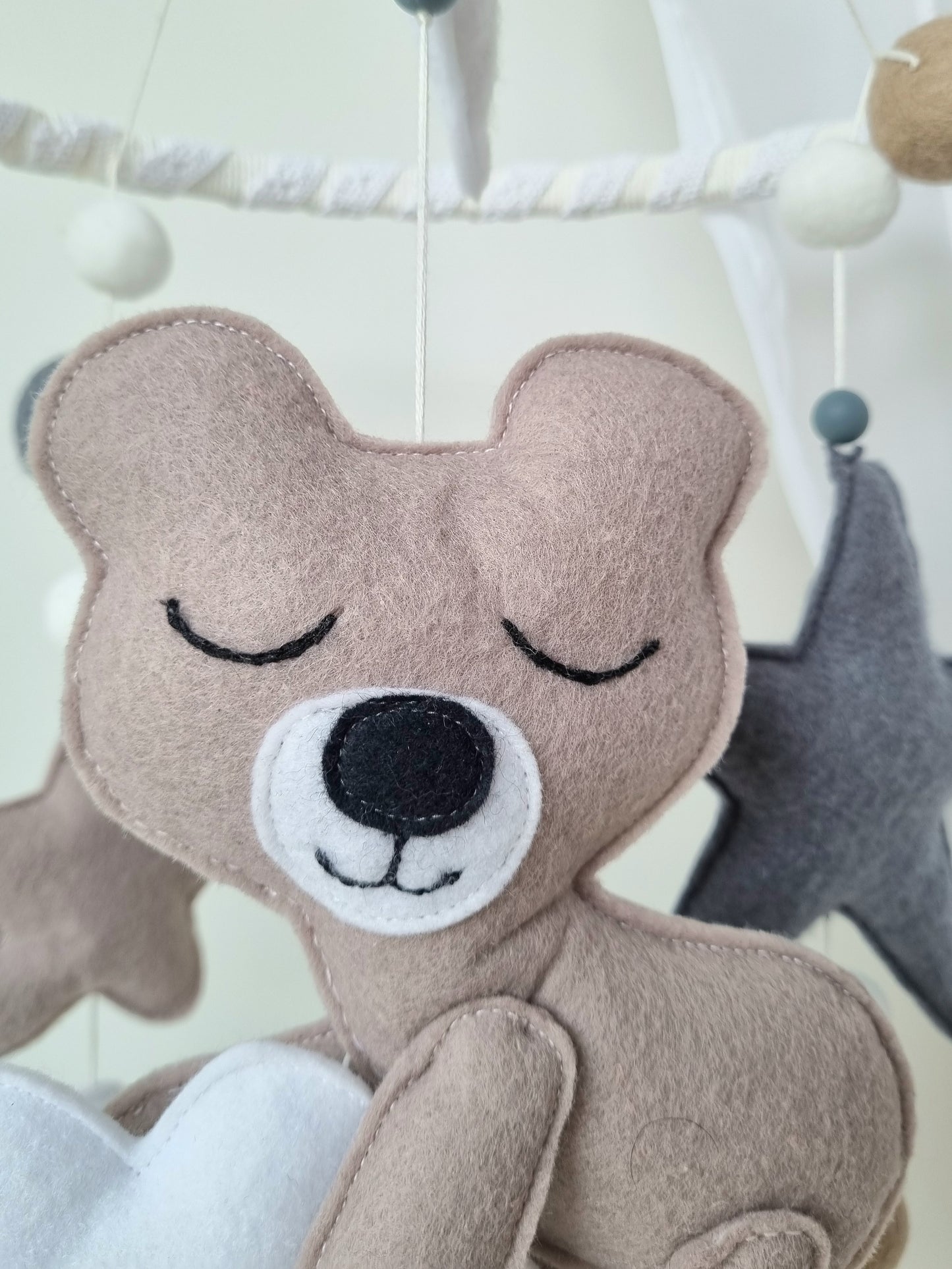Baby Mobile schlafender Bär beige