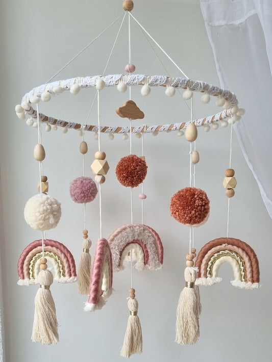 Selbstgemachtes Babymobile mit liebevoll handgefertigten Figuren und Formen, ideal für das Kinderbett oder den Kinderwagen. Durch die bunten Makrameebögen, fördert das Babymobile die visuelle und sensorische Entwicklung des Babys. Leicht und sicher aufzuhängen, schafft es eine beruhigende und kreative Umgebung für Ihr Kind.