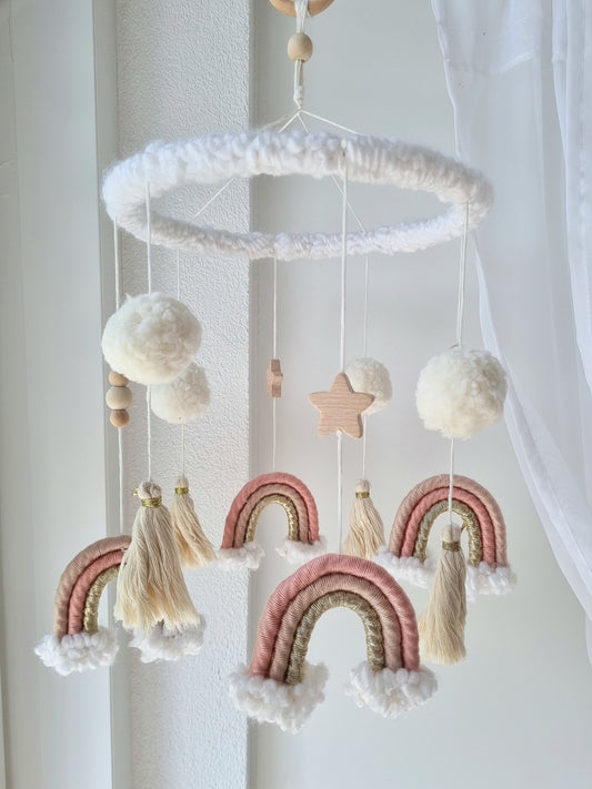 Selbstgemachtes Babymobile mit liebevoll handgefertigten Figuren und Formen, ideal für das Kinderbett oder den Kinderwagen. Durch die bunten Makrameebögen, fördert das Babymobile die visuelle und sensorische Entwicklung des Babys. Leicht und sicher aufzuhängen, schafft es eine beruhigende und kreative Umgebung für Ihr Kind.