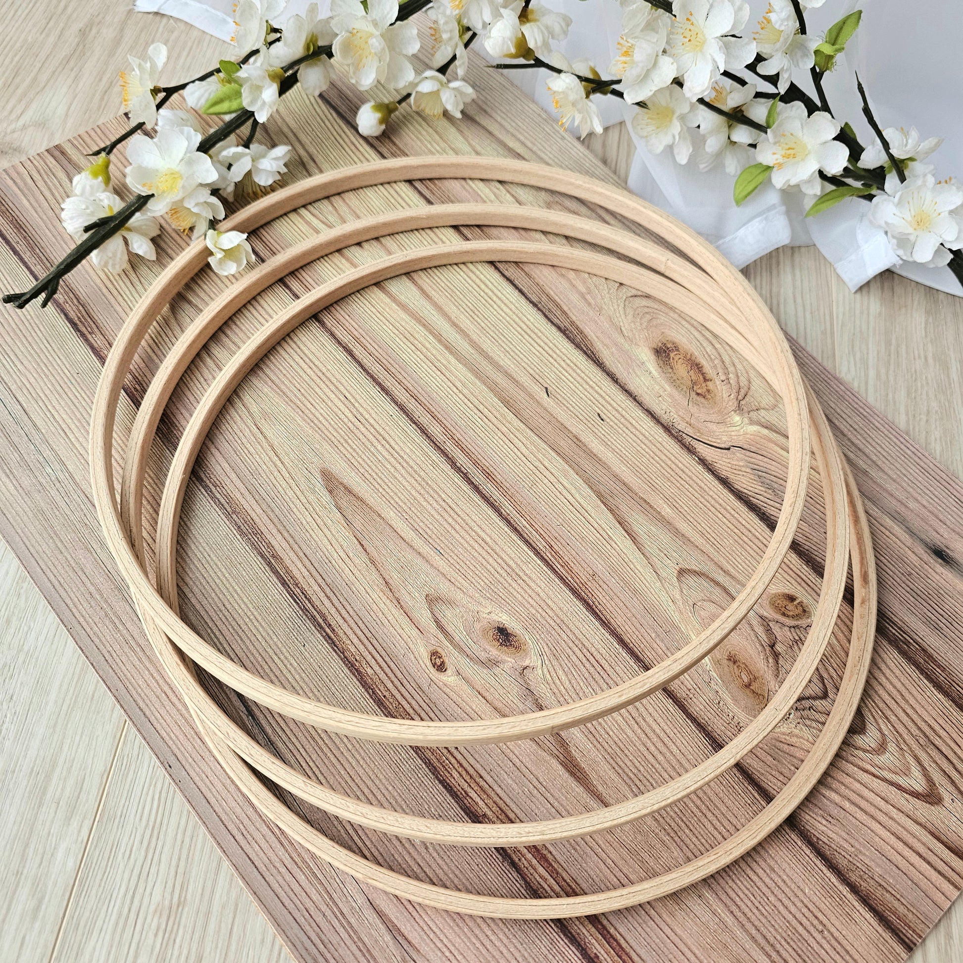 Holzring für Mobile, gefertigt aus hochwertigem Buchenholz. Ideal zum Aufhängen von Babyspieluhren oder anderen Spielzeugen über dem Kinderbett oder Kinderwagen. Natürliche Holzoptik, glatt und langlebig, sicher und ungiftig für Babys. Perfekt zum Selbermachen individueller Mobiles und zur Förderung der sensorischen Entwicklung des Kindes.