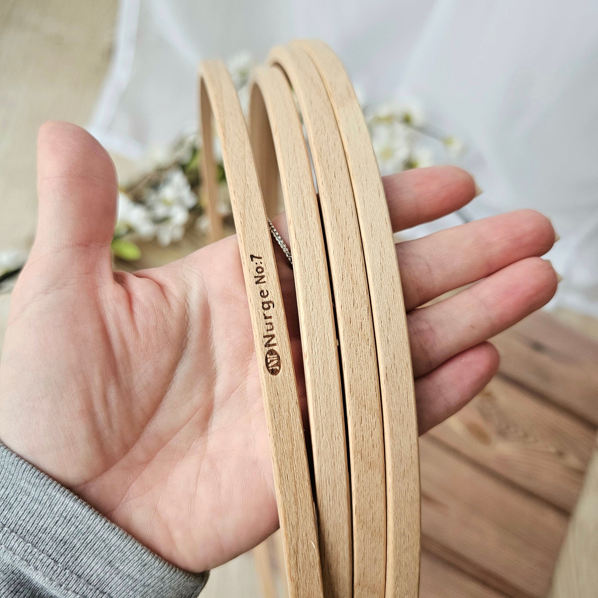 Holzring für Mobile, gefertigt aus hochwertigem Buchenholz. Ideal zum Aufhängen von Babyspieluhren oder anderen Spielzeugen über dem Kinderbett oder Kinderwagen. Natürliche Holzoptik, glatt und langlebig, sicher und ungiftig für Babys. Perfekt zum Selbermachen individueller Mobiles und zur Förderung der sensorischen Entwicklung des Kindes.