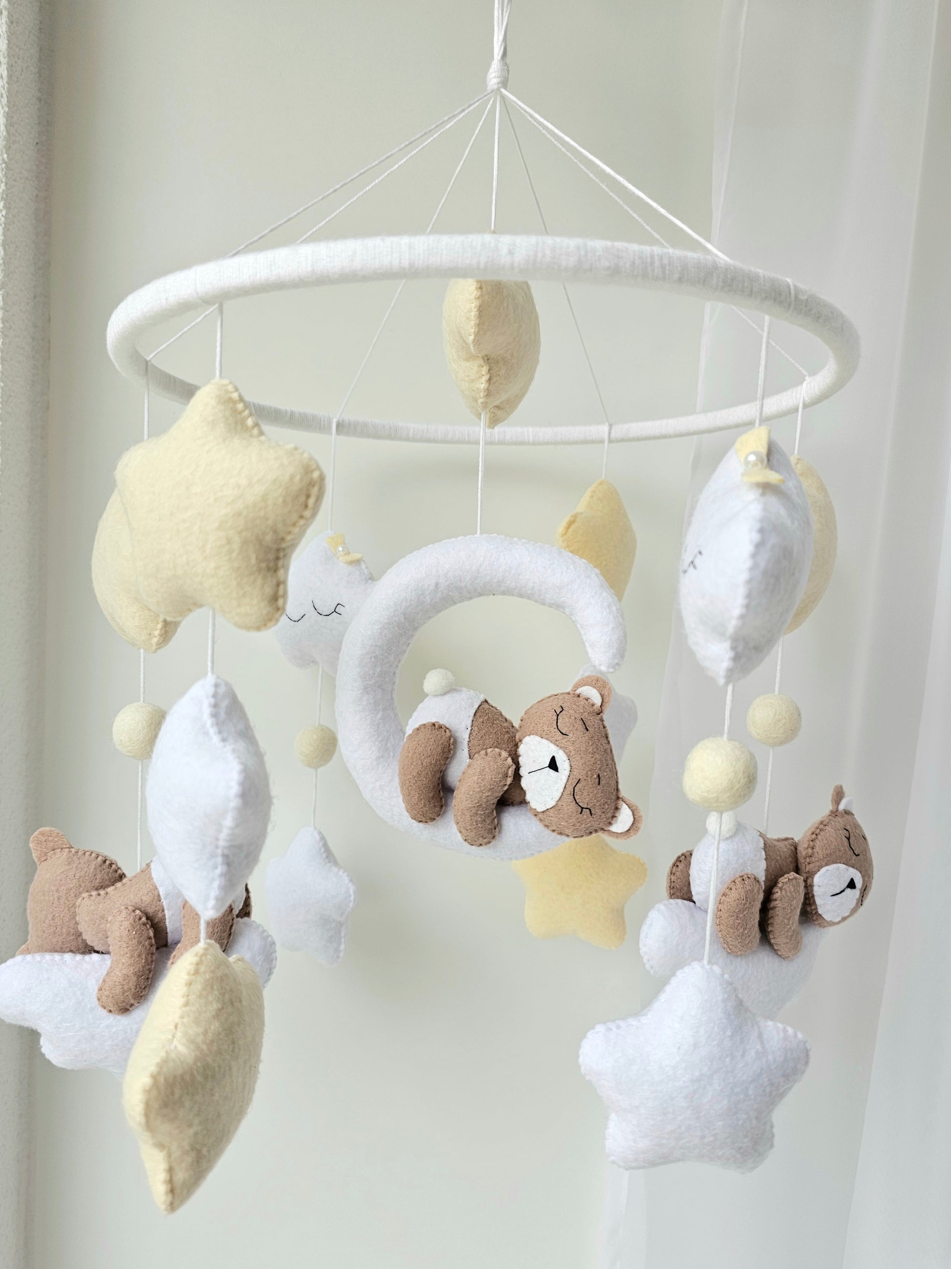 Selbstgemachtes Babymobile mit liebevoll handgefertigten Figuren und Formen, ideal für das Kinderbett oder den Kinderwagen. Hergestellt aus weichem, hochwertigem Filz in bunten Farben, fördert das Babymobile die visuelle und sensorische Entwicklung des Babys. Leicht und sicher aufzuhängen, schafft es eine beruhigende und kreative Umgebung für Ihr Kind.