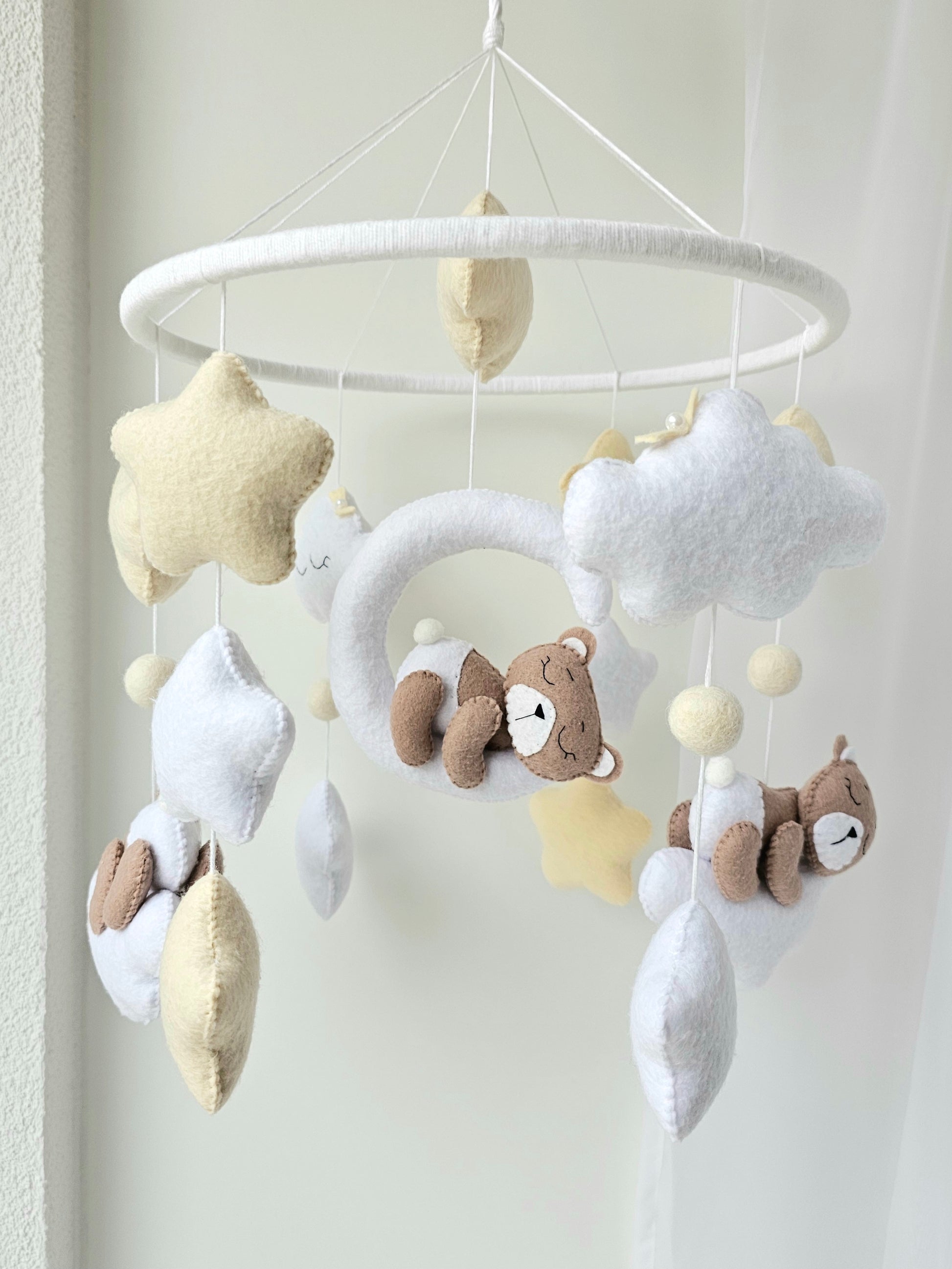 Selbstgemachtes Babymobile mit liebevoll handgefertigten Figuren und Formen, ideal für das Kinderbett oder den Kinderwagen. Hergestellt aus weichem, hochwertigem Filz in bunten Farben, fördert das Babymobile die visuelle und sensorische Entwicklung des Babys. Leicht und sicher aufzuhängen, schafft es eine beruhigende und kreative Umgebung für Ihr Kind.