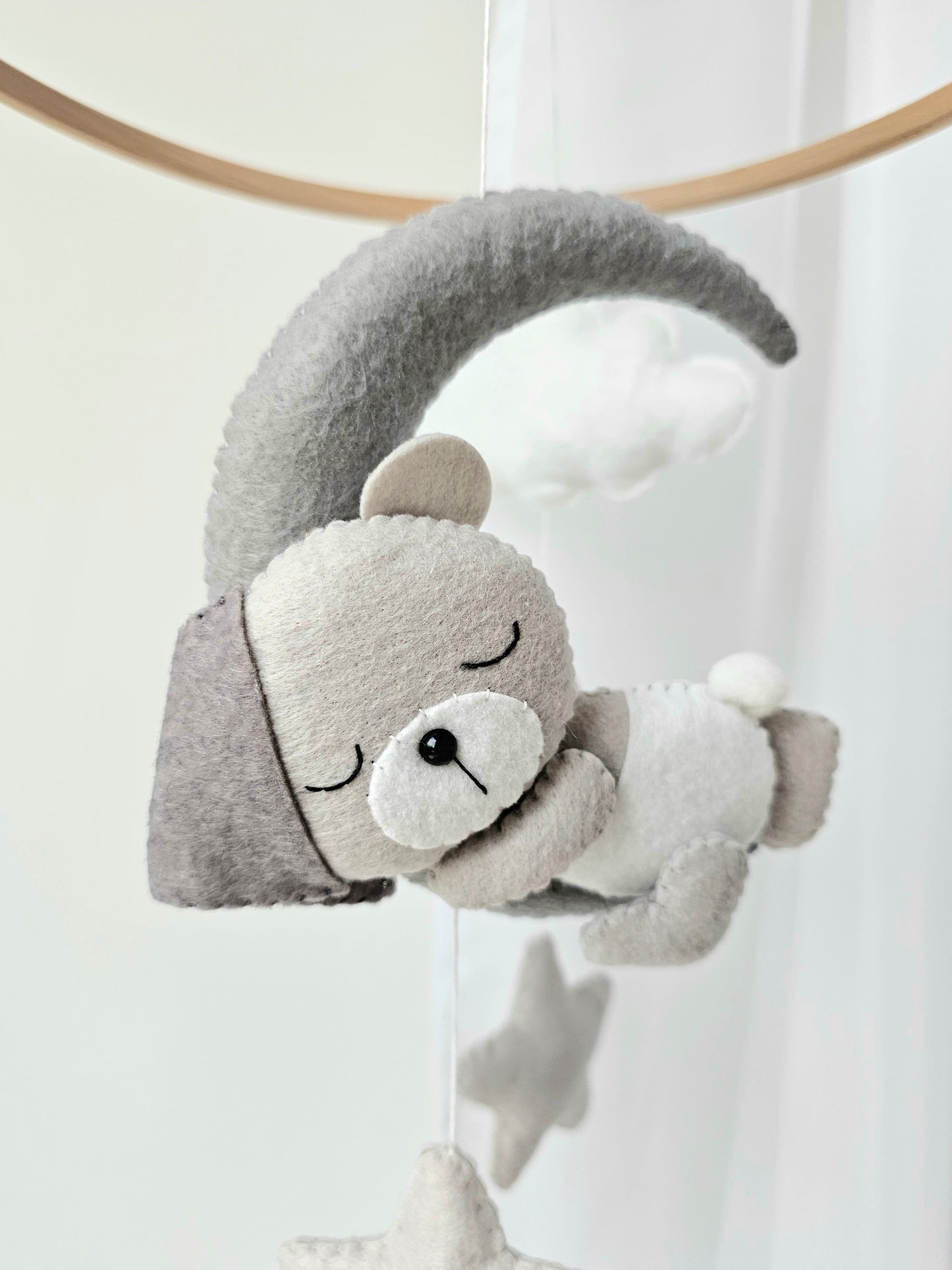 Baby Mobile schlafender Bär mit Mütze grau