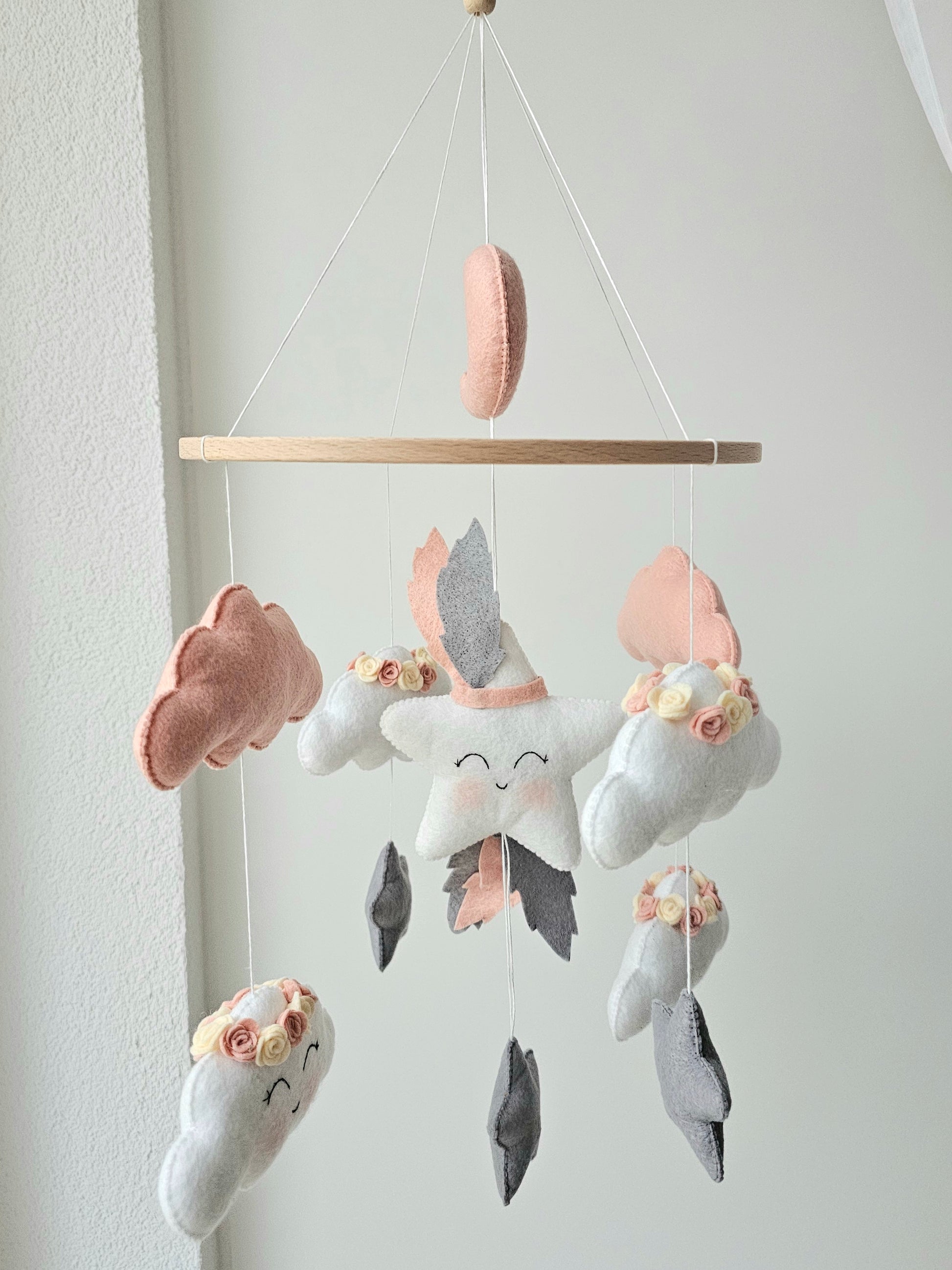 Selbstgemachtes Babymobile mit liebevoll handgefertigten Figuren und Formen, ideal für das Kinderbett oder den Kinderwagen. Hergestellt aus weichem, hochwertigem Filz in bunten Farben, fördert das Babymobile die visuelle und sensorische Entwicklung des Babys. Leicht und sicher aufzuhängen, schafft es eine beruhigende und kreative Umgebung für Ihr Kind.