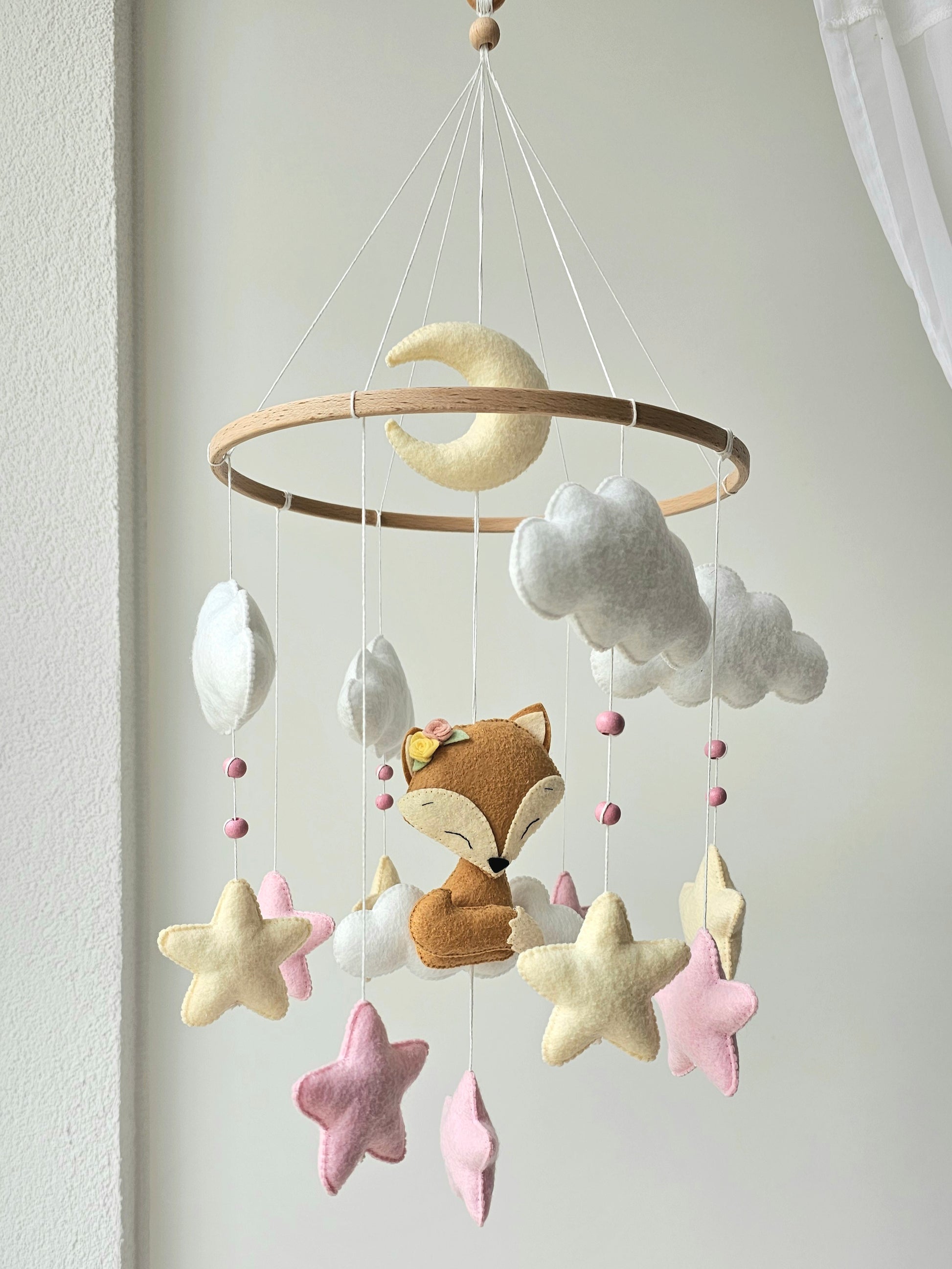 Selbstgemachtes Babymobile mit liebevoll handgefertigten Figuren und Formen, ideal für das Kinderbett oder den Kinderwagen. Hergestellt aus weichem, hochwertigem Filz in bunten Farben, fördert das Babymobile die visuelle und sensorische Entwicklung des Babys. Leicht und sicher aufzuhängen, schafft es eine beruhigende und kreative Umgebung für Ihr Kind.