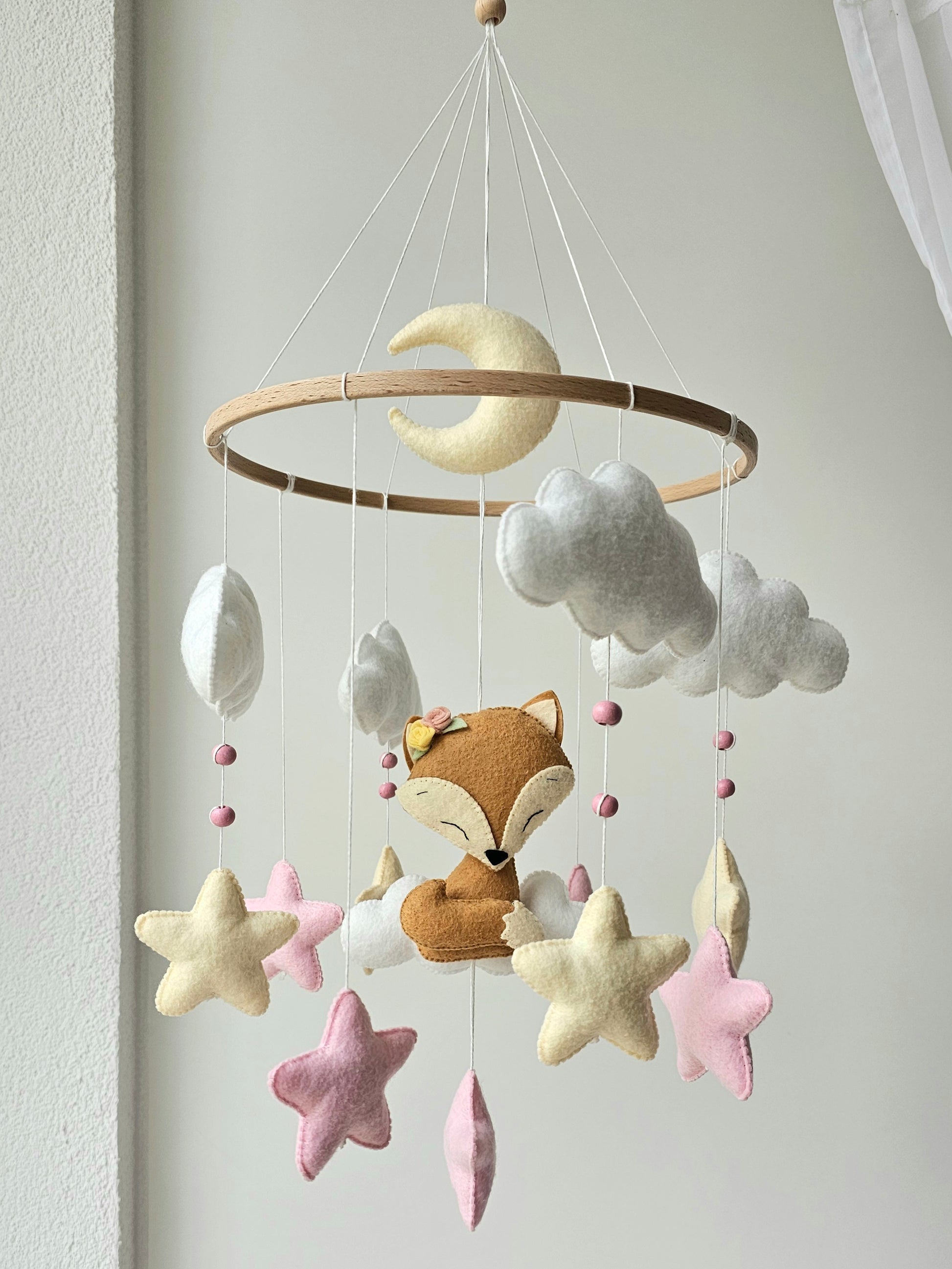 Selbstgemachtes Babymobile mit liebevoll handgefertigten Figuren und Formen, ideal für das Kinderbett oder den Kinderwagen. Hergestellt aus weichem, hochwertigem Filz in bunten Farben, fördert das Babymobile die visuelle und sensorische Entwicklung des Babys. Leicht und sicher aufzuhängen, schafft es eine beruhigende und kreative Umgebung für Ihr Kind.