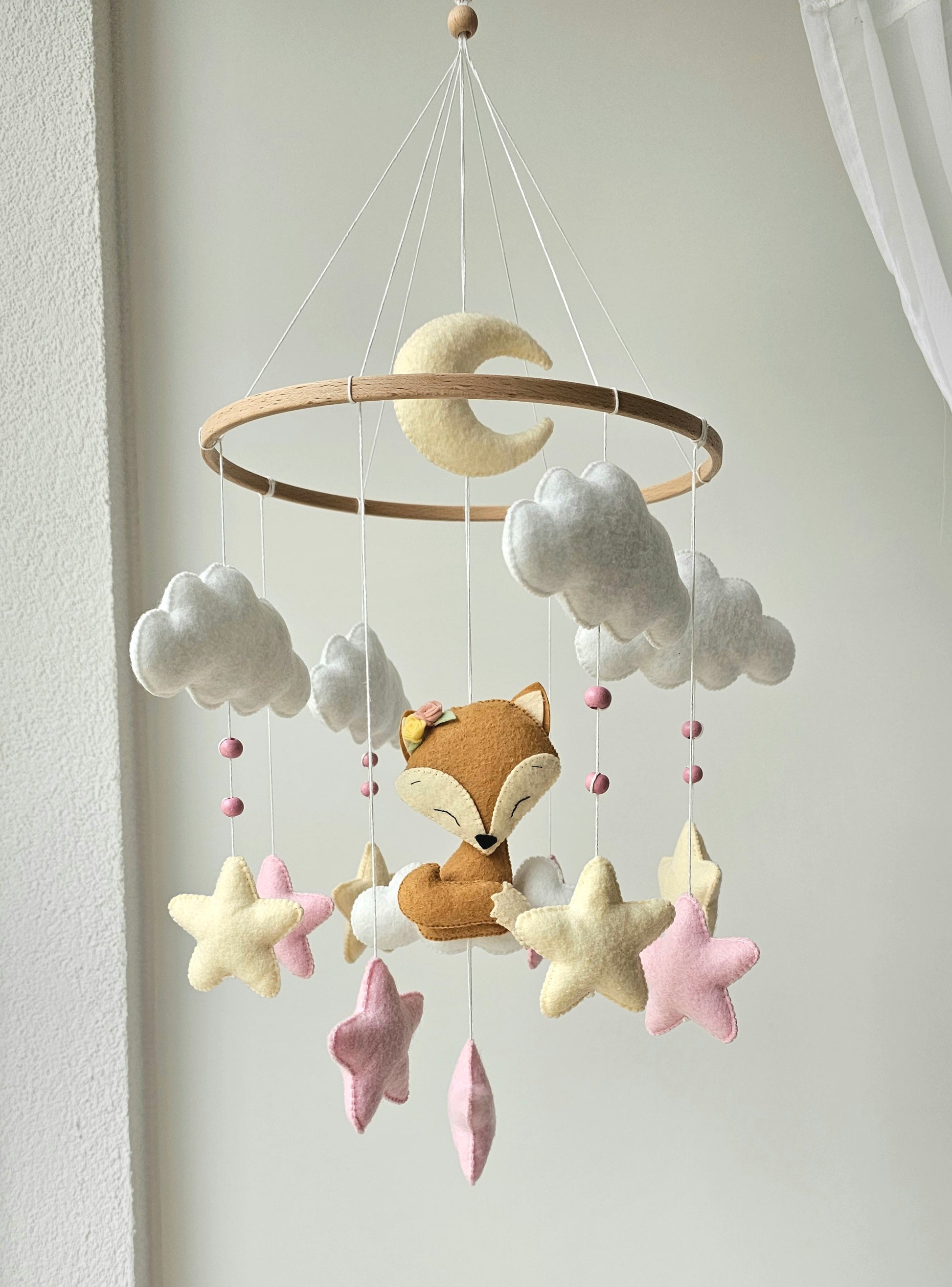 Selbstgemachtes Babymobile mit liebevoll handgefertigten Figuren und Formen, ideal für das Kinderbett oder den Kinderwagen. Hergestellt aus weichem, hochwertigem Filz in bunten Farben, fördert das Babymobile die visuelle und sensorische Entwicklung des Babys. Leicht und sicher aufzuhängen, schafft es eine beruhigende und kreative Umgebung für Ihr Kind.