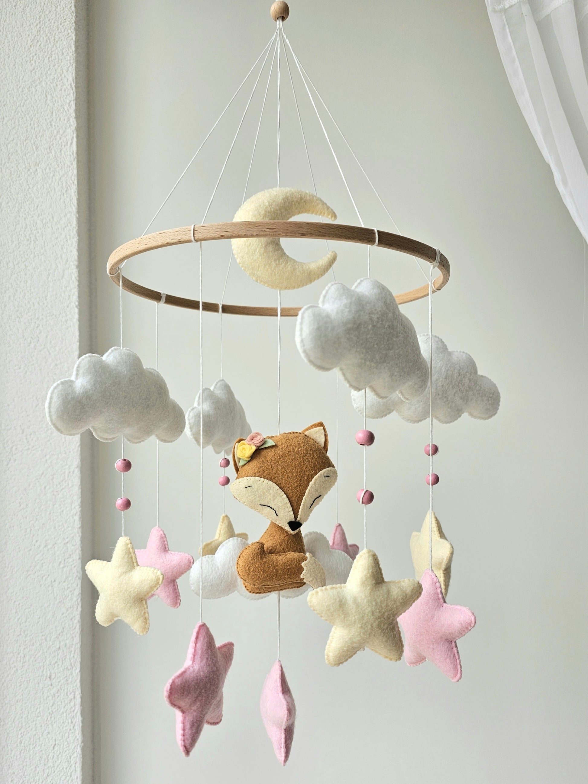 Selbstgemachtes Babymobile mit liebevoll handgefertigten Figuren und Formen, ideal für das Kinderbett oder den Kinderwagen. Hergestellt aus weichem, hochwertigem Filz in bunten Farben, fördert das Babymobile die visuelle und sensorische Entwicklung des Babys. Leicht und sicher aufzuhängen, schafft es eine beruhigende und kreative Umgebung für Ihr Kind.