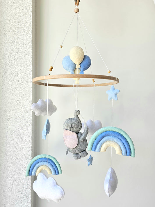 Selbstgemachtes Babymobile mit liebevoll handgefertigten Figuren und Formen, ideal für das Kinderbett oder den Kinderwagen. Hergestellt aus weichem, hochwertigem Filz in bunten Farben, fördert das Babymobile die visuelle und sensorische Entwicklung des Babys. Leicht und sicher aufzuhängen, schafft es eine beruhigende und kreative Umgebung für Ihr Kind.