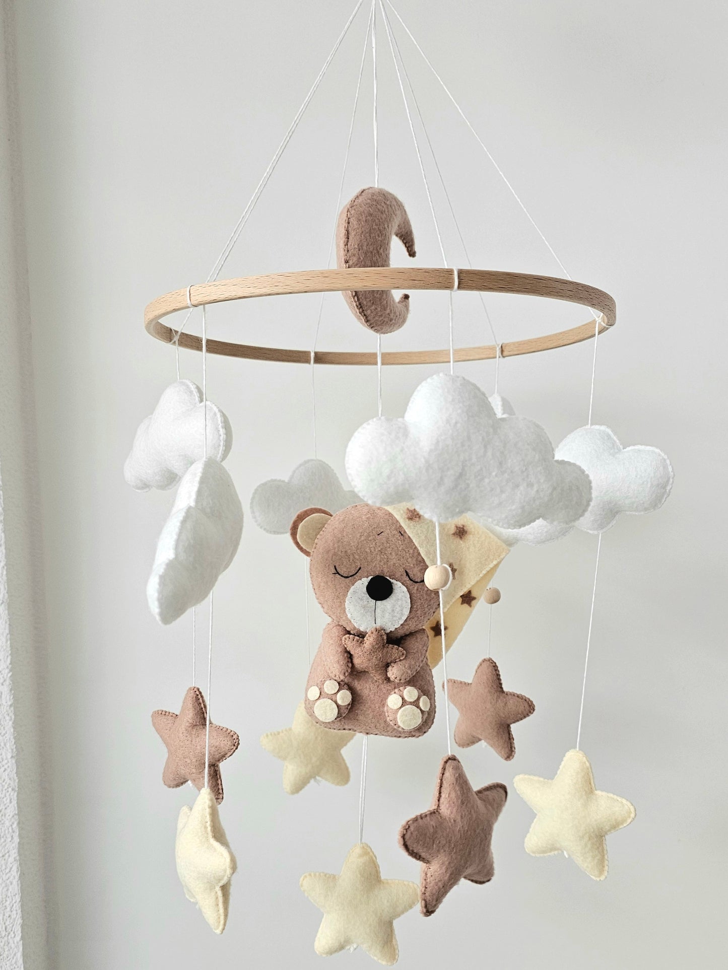 Selbstgemachtes Babymobile mit liebevoll handgefertigten Figuren und Formen, ideal für das Kinderbett oder den Kinderwagen. Hergestellt aus weichem, hochwertigem Filz in bunten Farben, fördert das Babymobile die visuelle und sensorische Entwicklung des Babys. Leicht und sicher aufzuhängen, schafft es eine beruhigende und kreative Umgebung für Ihr Kind.