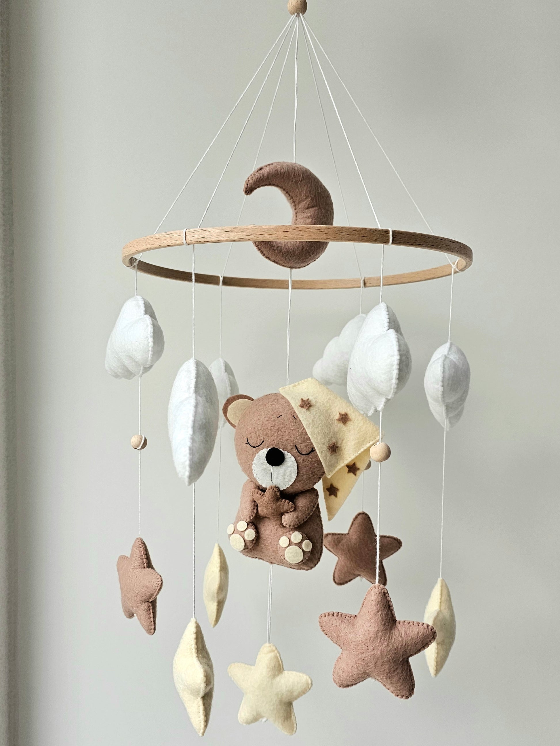 Selbstgemachtes Babymobile mit liebevoll handgefertigten Figuren und Formen, ideal für das Kinderbett oder den Kinderwagen. Hergestellt aus weichem, hochwertigem Filz in bunten Farben, fördert das Babymobile die visuelle und sensorische Entwicklung des Babys. Leicht und sicher aufzuhängen, schafft es eine beruhigende und kreative Umgebung für Ihr Kind.