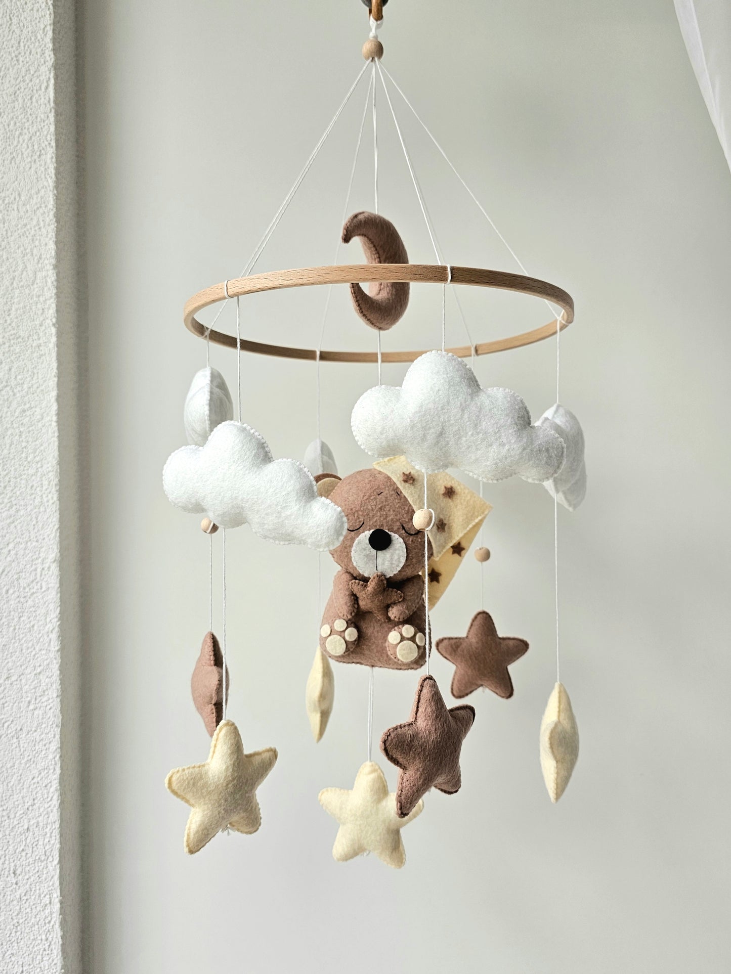 Selbstgemachtes Babymobile mit liebevoll handgefertigten Figuren und Formen, ideal für das Kinderbett oder den Kinderwagen. Hergestellt aus weichem, hochwertigem Filz in bunten Farben, fördert das Babymobile die visuelle und sensorische Entwicklung des Babys. Leicht und sicher aufzuhängen, schafft es eine beruhigende und kreative Umgebung für Ihr Kind.