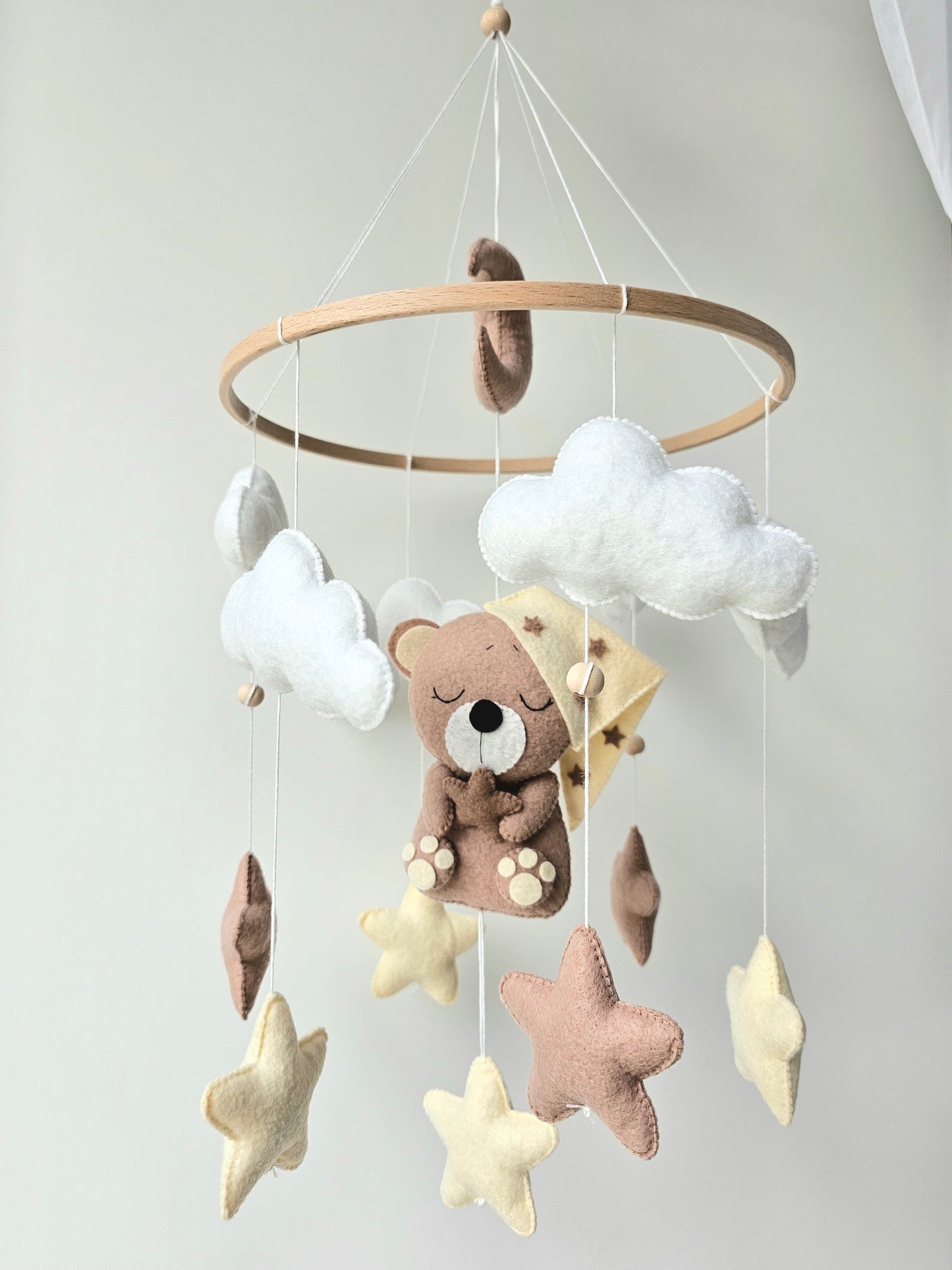 Selbstgemachtes Babymobile mit liebevoll handgefertigten Figuren und Formen, ideal für das Kinderbett oder den Kinderwagen. Hergestellt aus weichem, hochwertigem Filz in bunten Farben, fördert das Babymobile die visuelle und sensorische Entwicklung des Babys. Leicht und sicher aufzuhängen, schafft es eine beruhigende und kreative Umgebung für Ihr Kind.