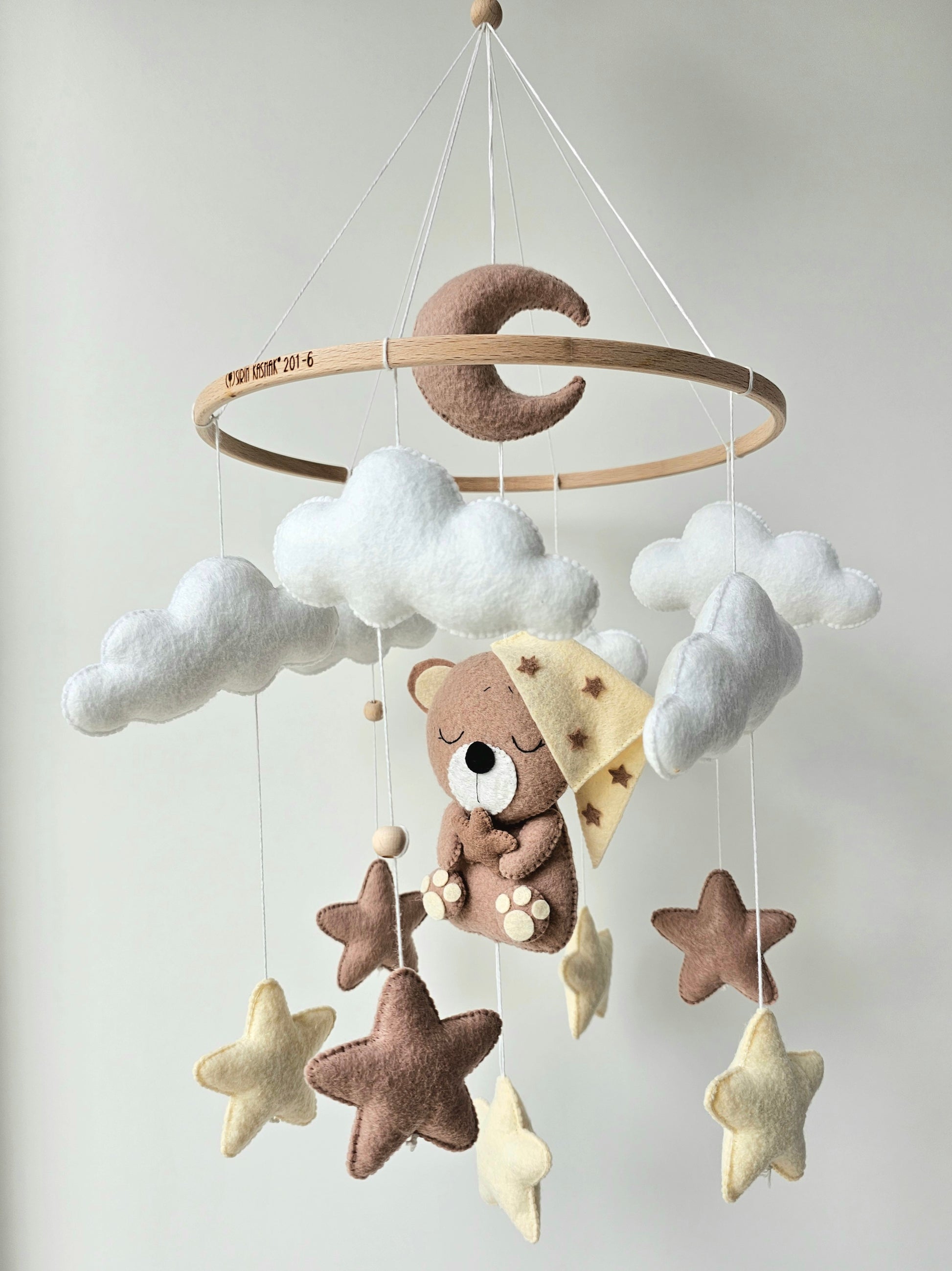 Selbstgemachtes Babymobile mit liebevoll handgefertigten Figuren und Formen, ideal für das Kinderbett oder den Kinderwagen. Hergestellt aus weichem, hochwertigem Filz in bunten Farben, fördert das Babymobile die visuelle und sensorische Entwicklung des Babys. Leicht und sicher aufzuhängen, schafft es eine beruhigende und kreative Umgebung für Ihr Kind.