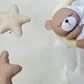 Baby Mobile Mini schlafender Bär mit Mütze weiss