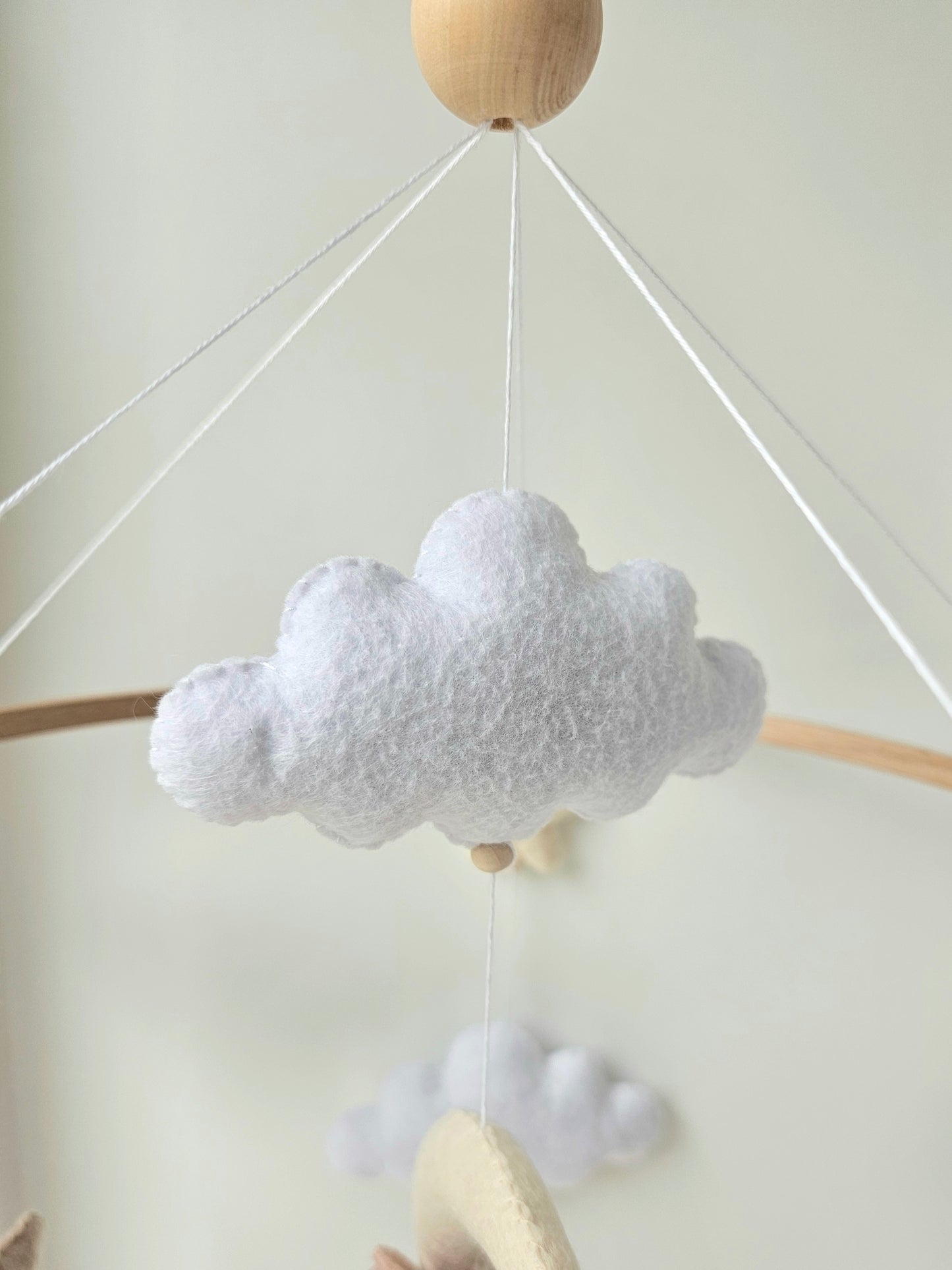 Baby Mobile schlafender Bär mit Mütze hellgelb