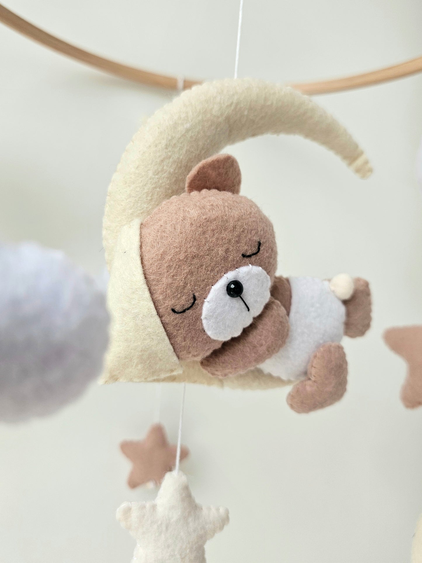 Baby Mobile schlafender Bär mit Mütze hellgelb