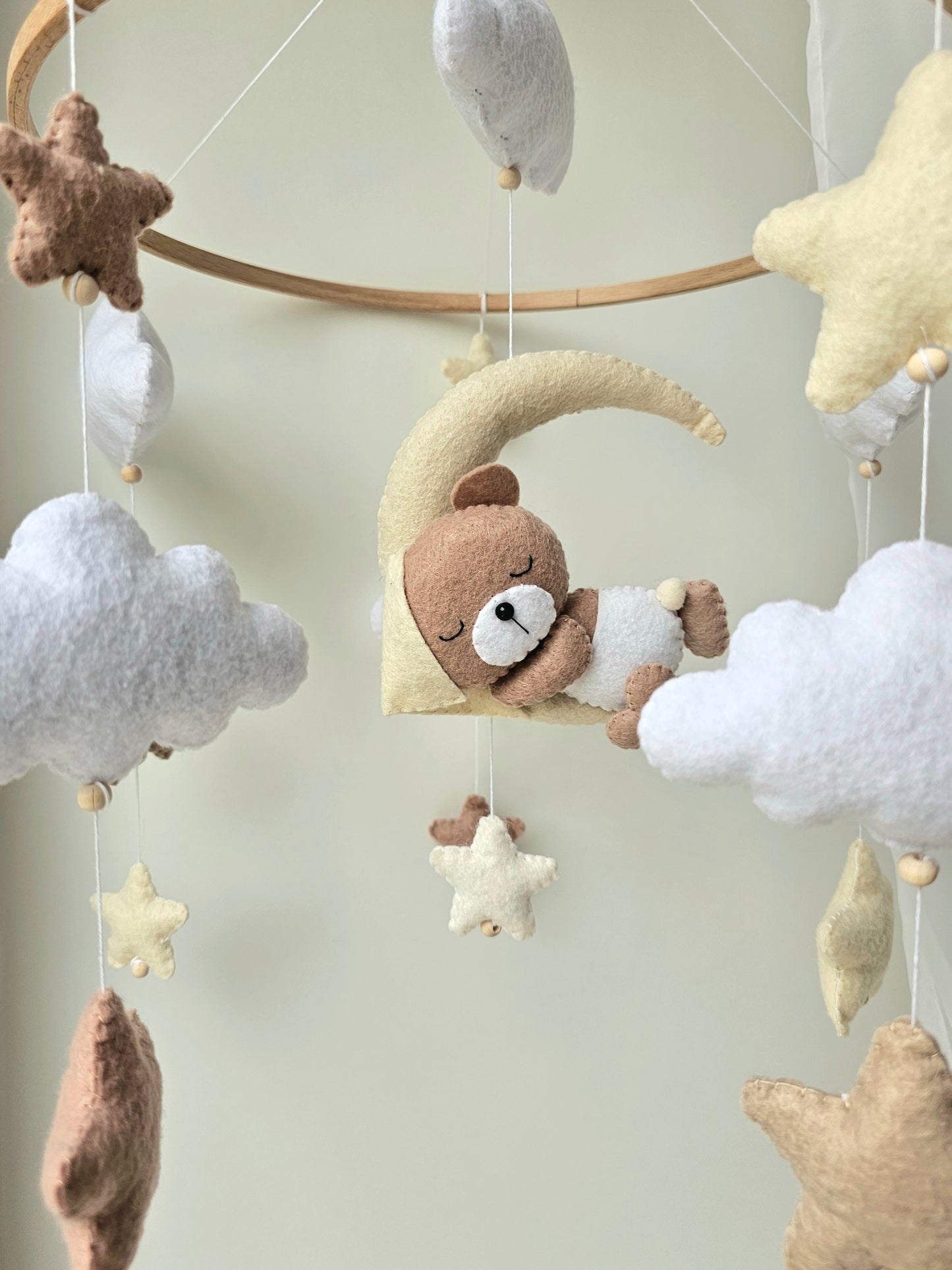 Baby Mobile schlafender Bär mit Mütze hellgelb