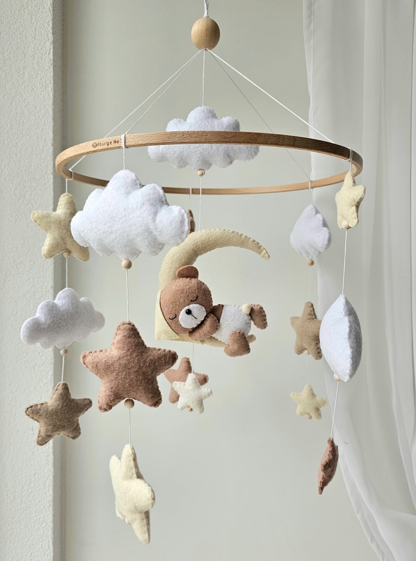 Baby Mobile schlafender Bär mit Mütze hellgelb