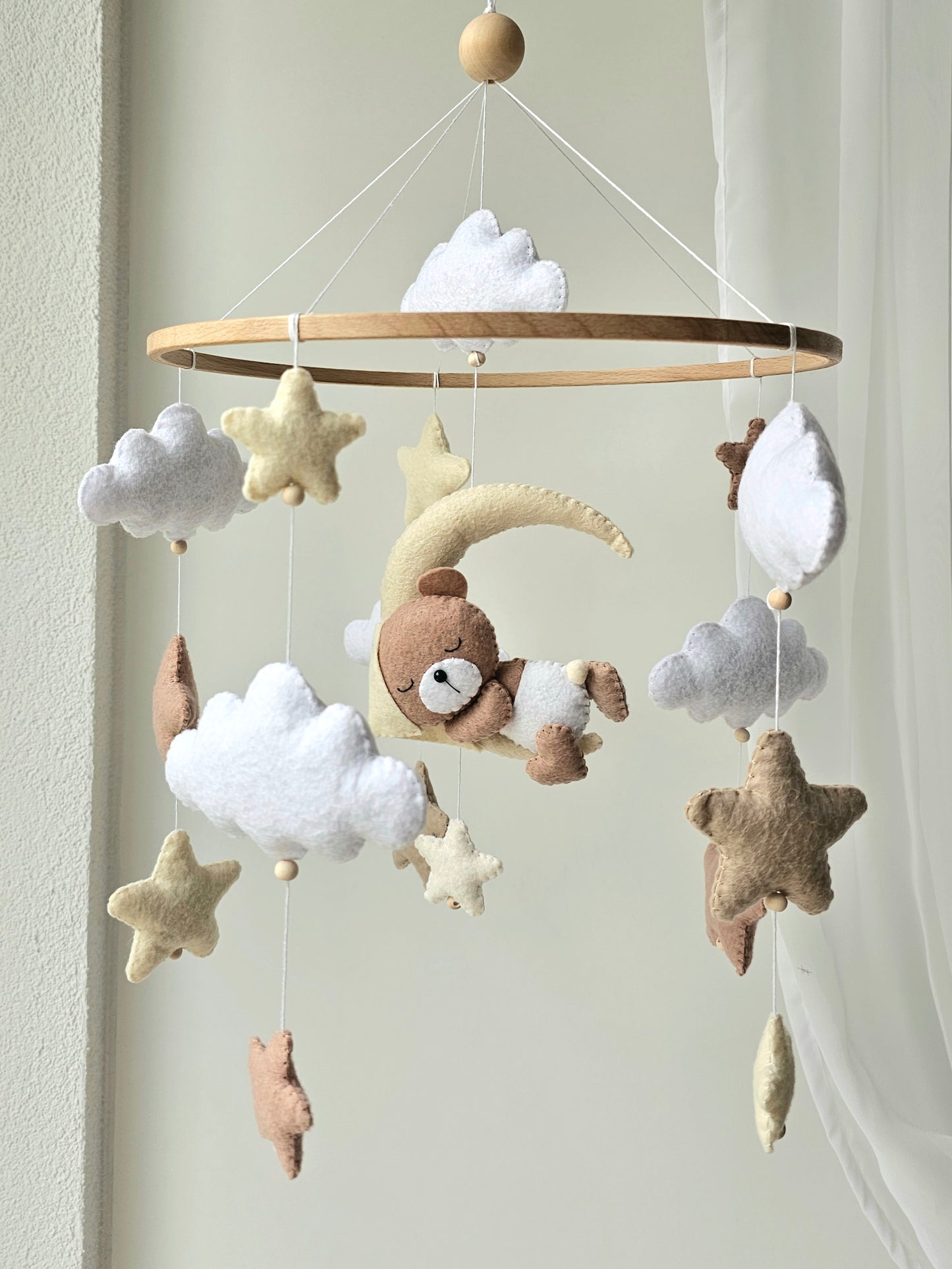 Baby Mobile schlafender Bär mit Mütze hellgelb