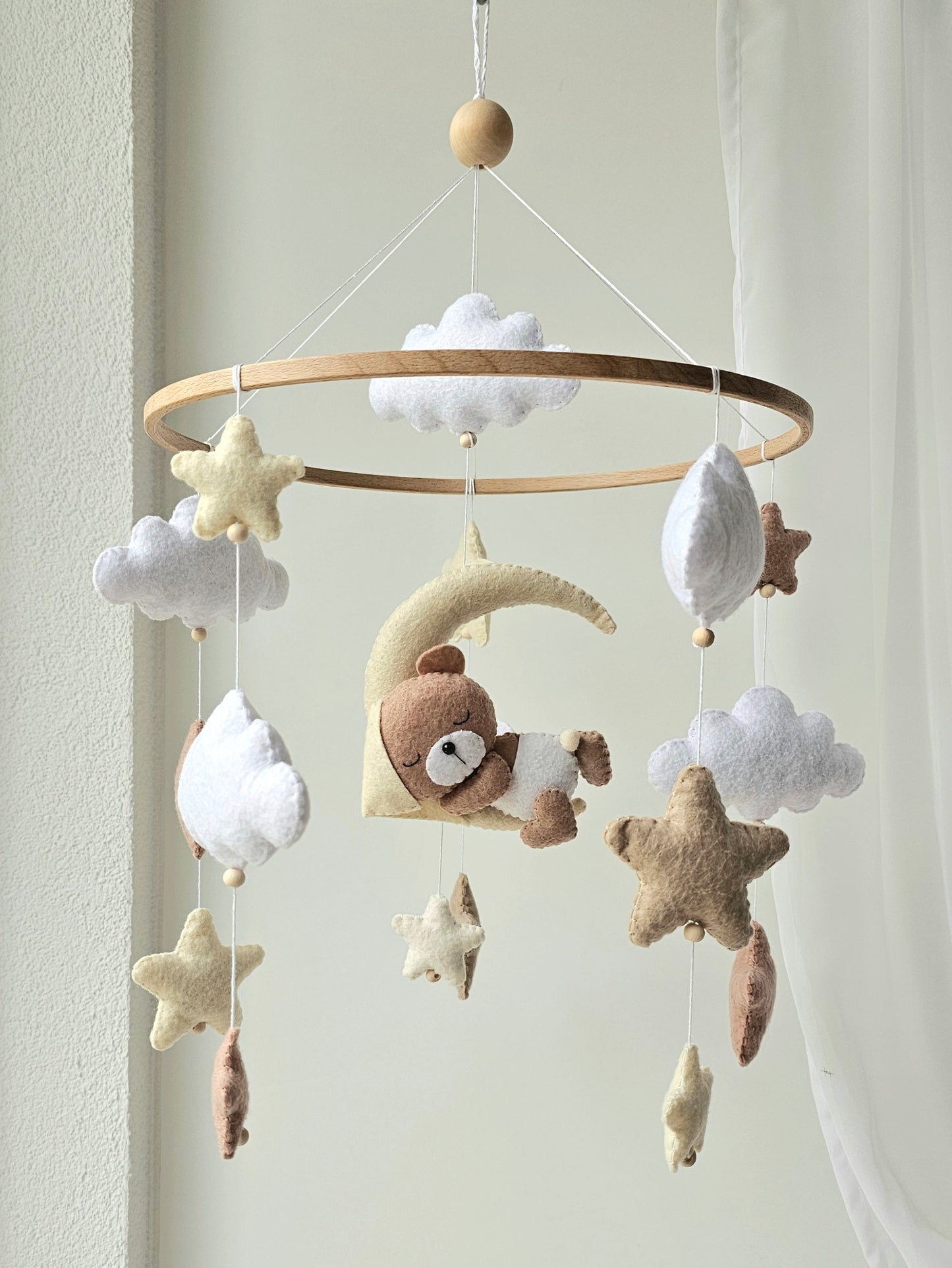 Baby Mobile schlafender Bär mit Mütze hellgelb