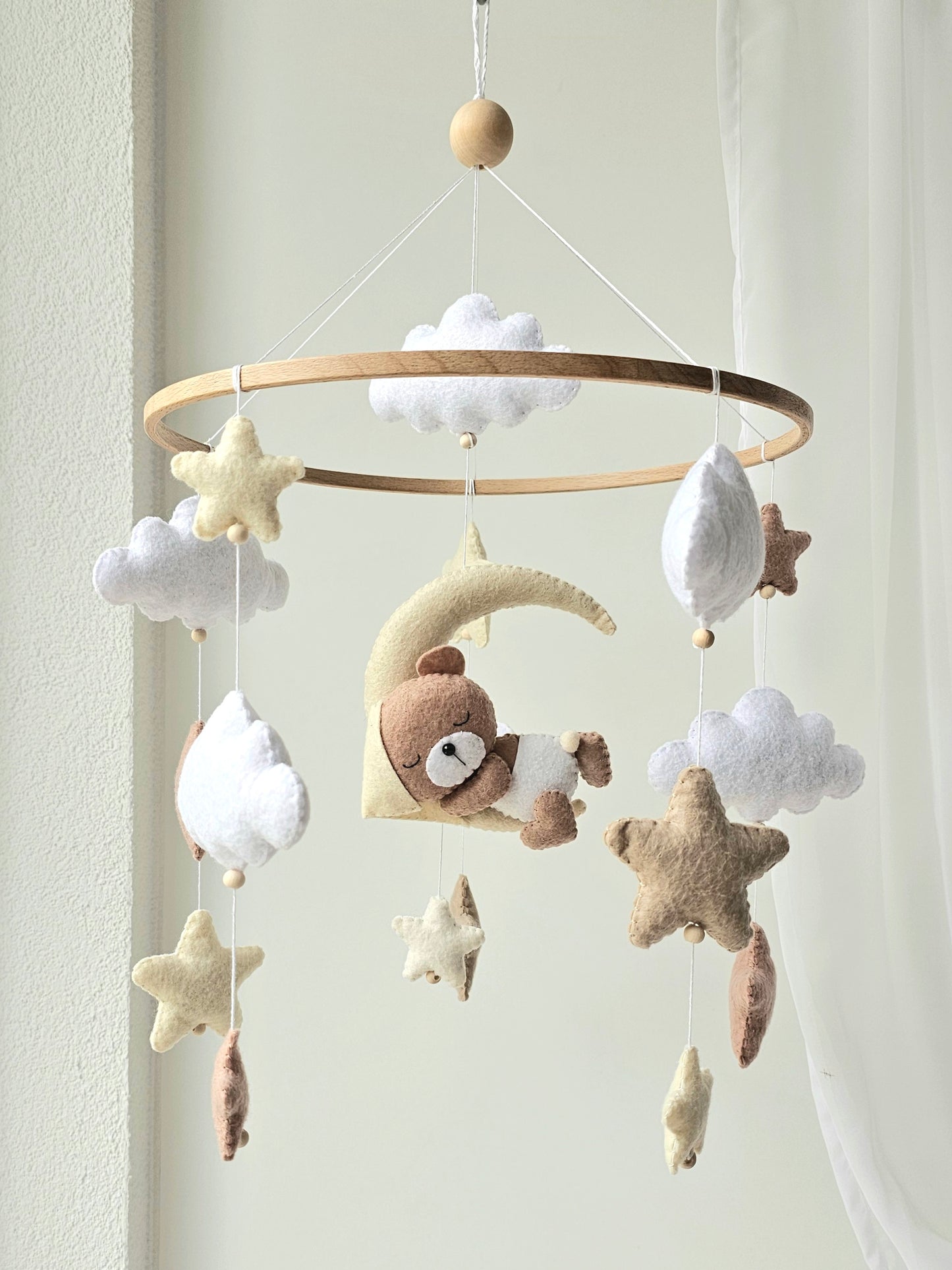 Baby Mobile schlafender Bär mit Mütze hellgelb