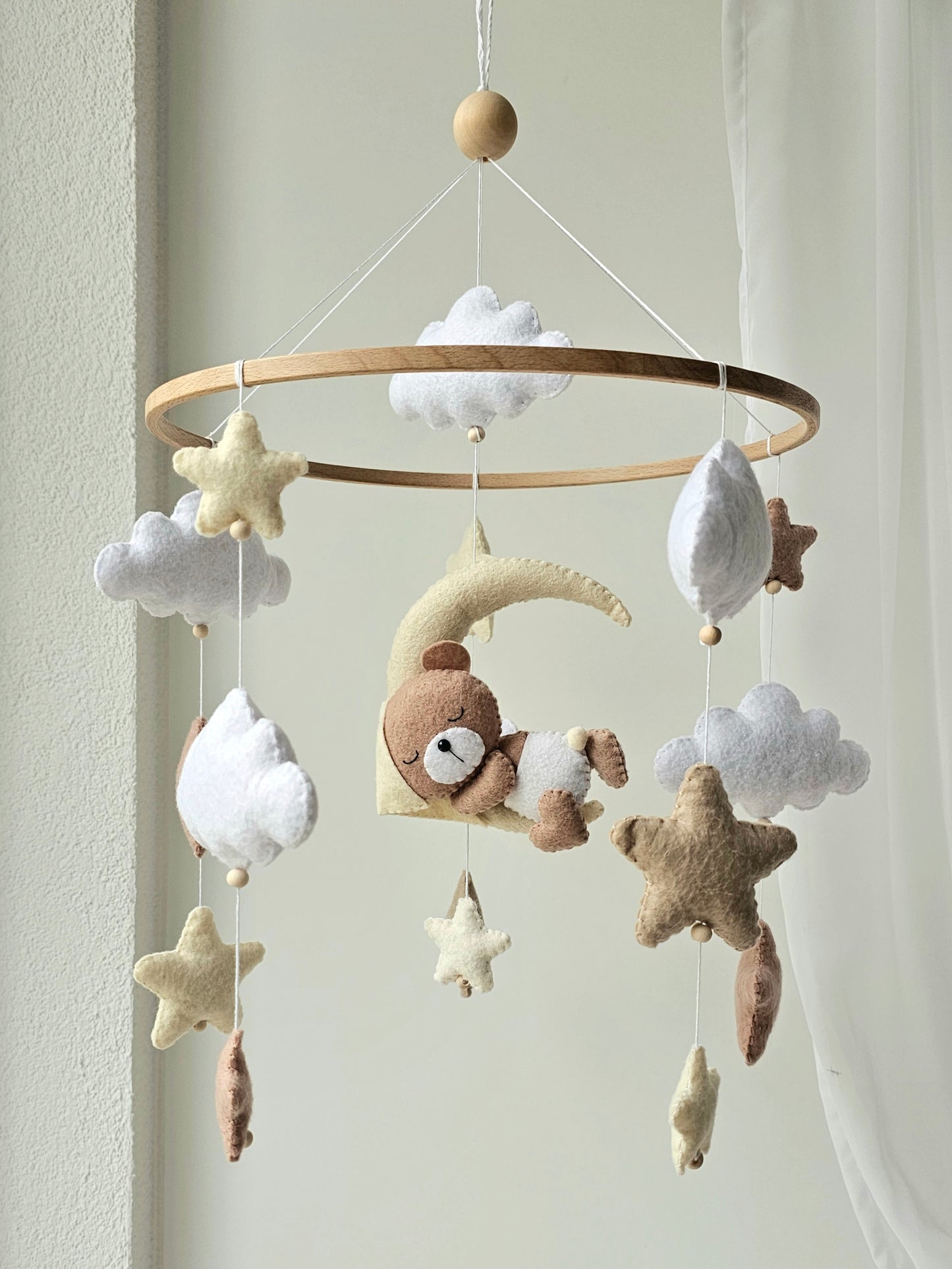 Baby Mobile schlafender Bär mit Mütze hellgelb