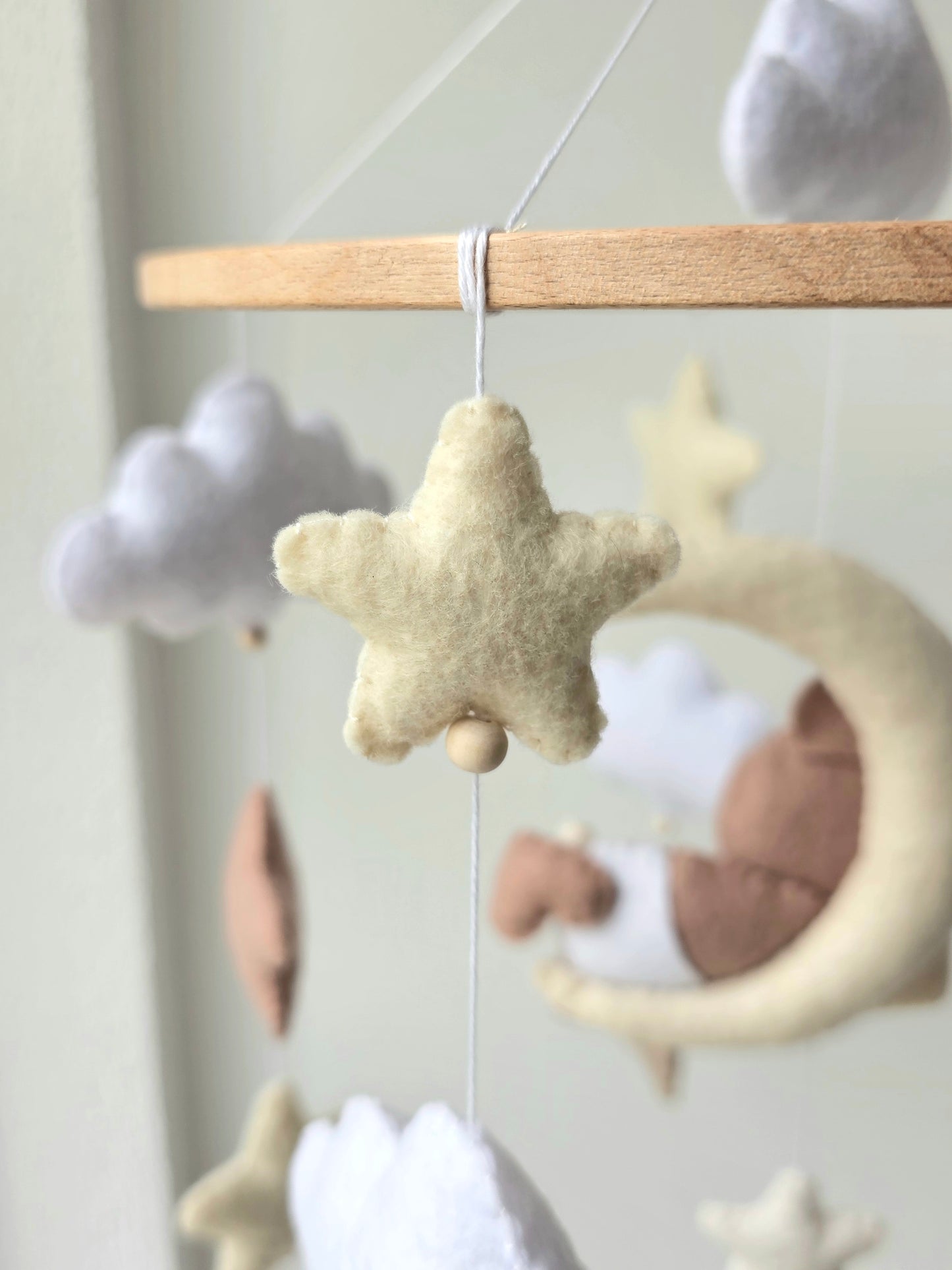 Baby Mobile schlafender Bär mit Mütze hellgelb