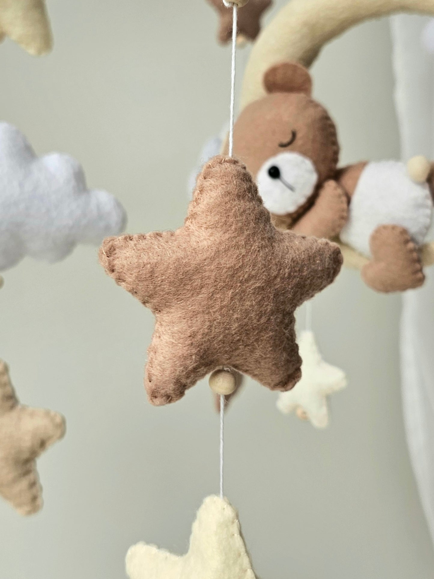 Baby Mobile schlafender Bär mit Mütze hellgelb