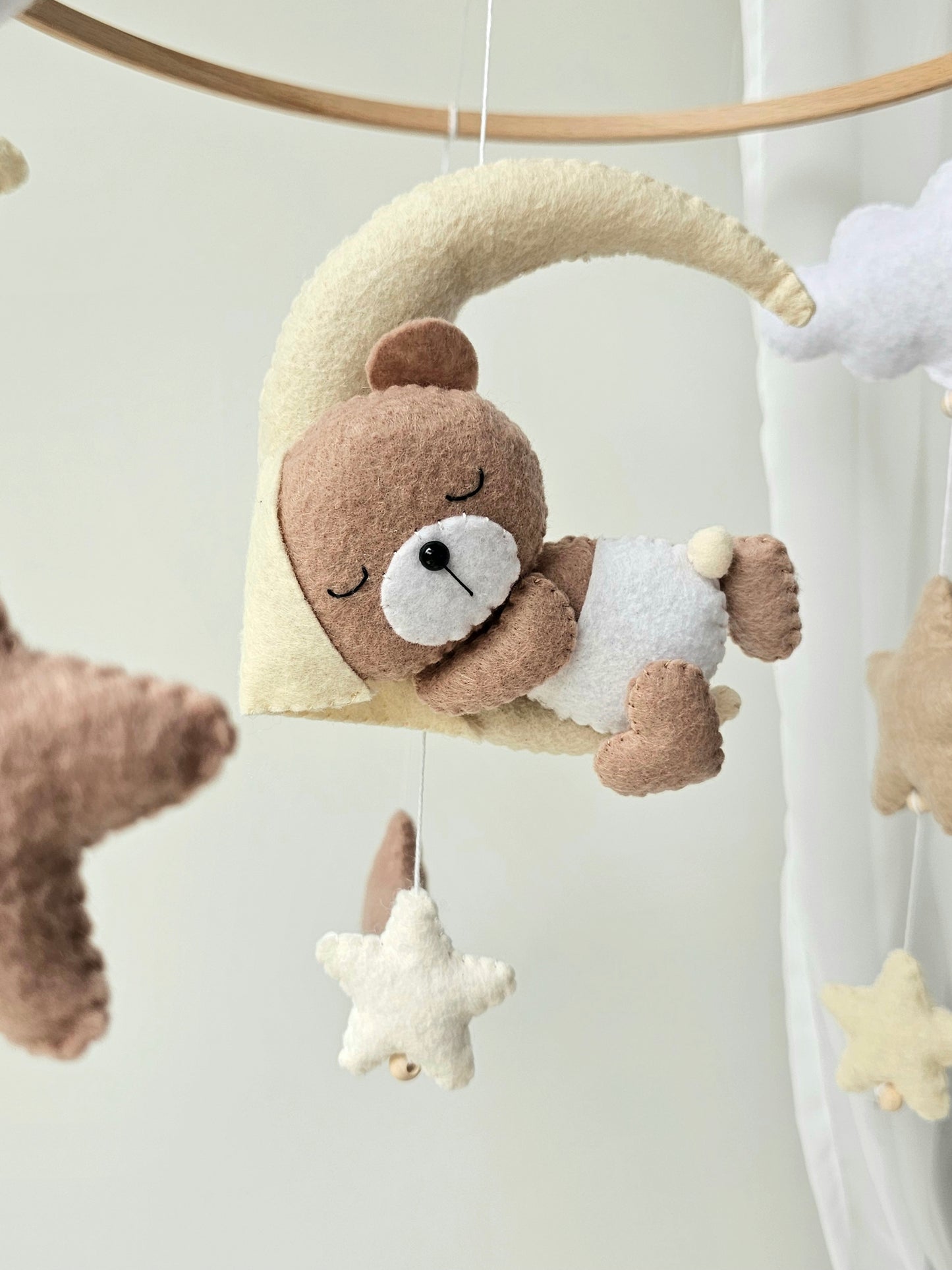 Baby Mobile schlafender Bär mit Mütze hellgelb