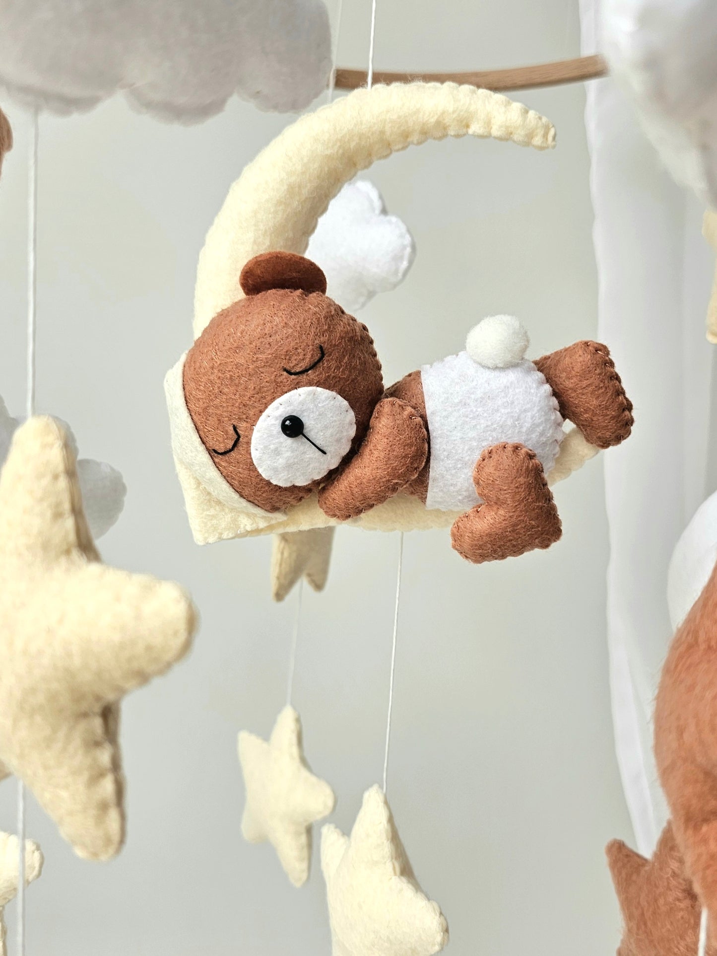 Baby Mobile schlafender Bär mit Mütze hellgelb