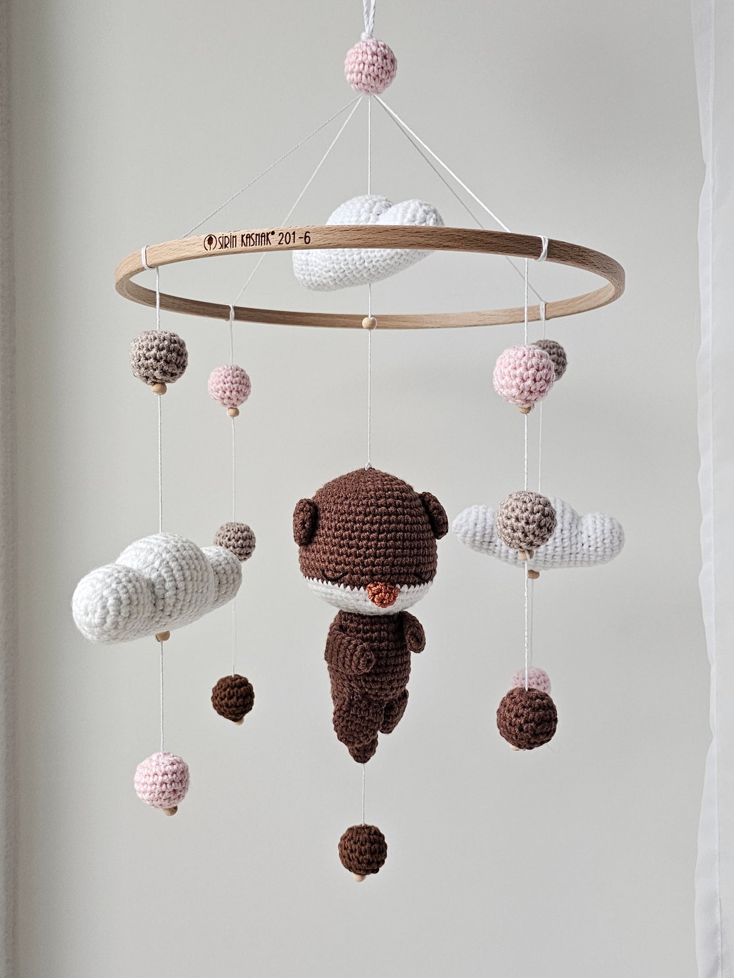 Baby Mobile Häkelliebe Otter braun/rosa