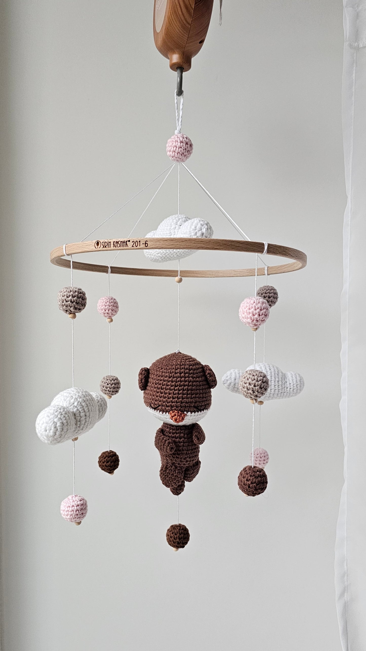 Baby Mobile Häkelliebe Otter braun/rosa