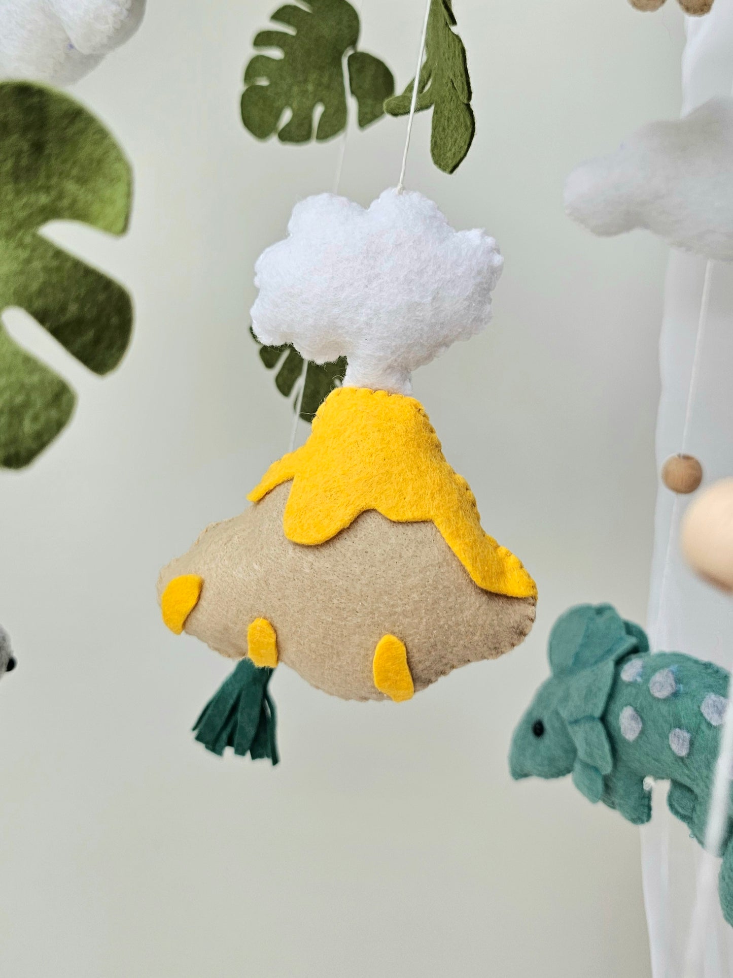 Baby Mobile Dinosaurier mit Vulkan