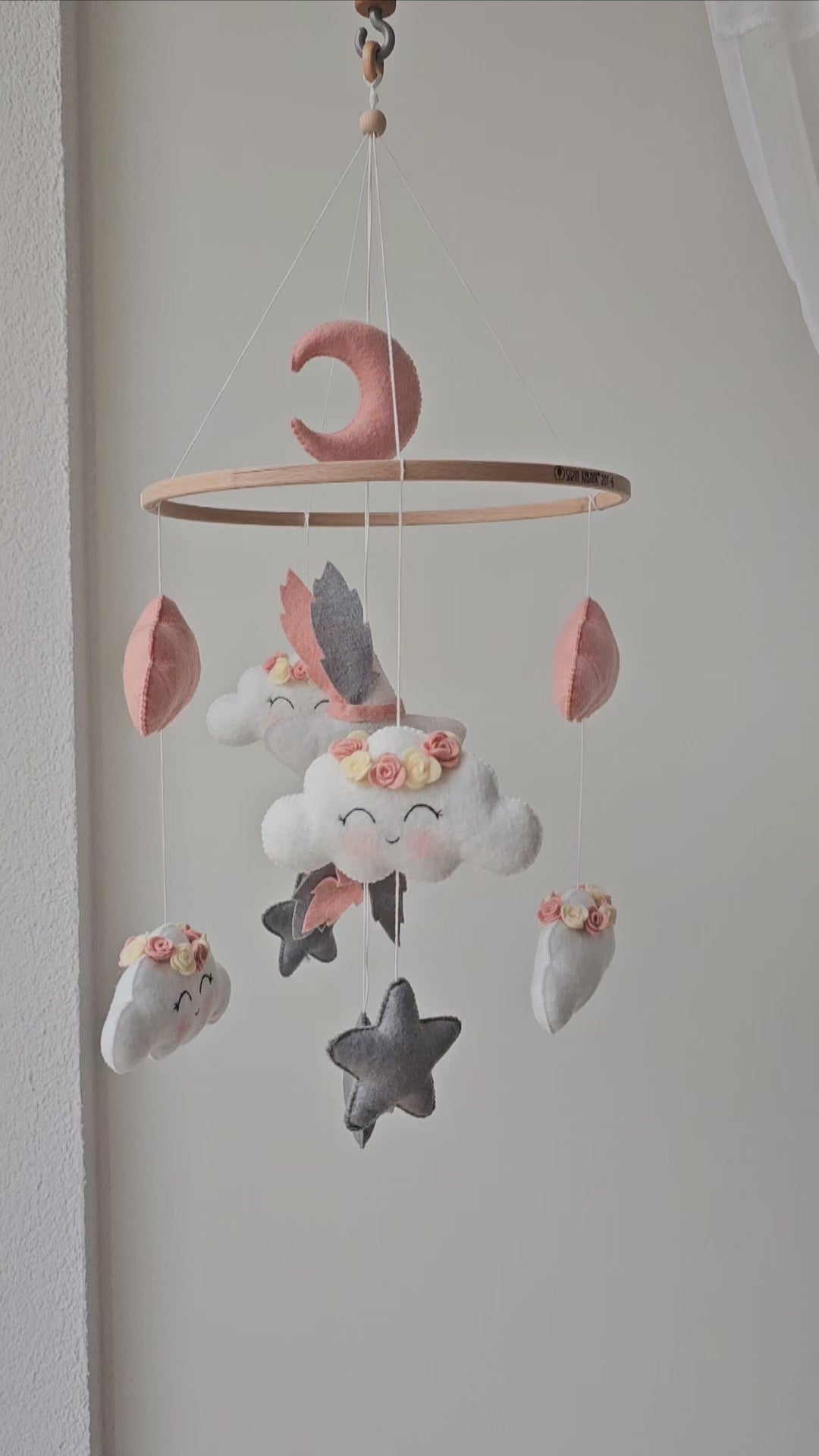 Selbstgemachtes Babymobile mit liebevoll handgefertigten Figuren und Formen, ideal für das Kinderbett oder den Kinderwagen. Hergestellt aus weichem, hochwertigem Filz in bunten Farben, fördert das Babymobile die visuelle und sensorische Entwicklung des Babys. Leicht und sicher aufzuhängen, schafft es eine beruhigende und kreative Umgebung für Ihr Kind.