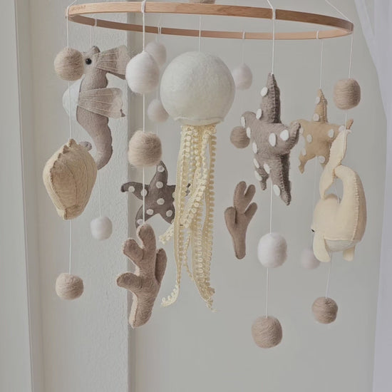 Selbstgemachtes Babymobile mit liebevoll handgefertigten Figuren und Formen, ideal für das Kinderbett oder den Kinderwagen. Hergestellt aus weichem, hochwertigem Filz in bunten Farben, fördert das Babymobile die visuelle und sensorische Entwicklung des Babys. Leicht und sicher aufzuhängen, schafft es eine beruhigende und kreative Umgebung für Ihr Kind.