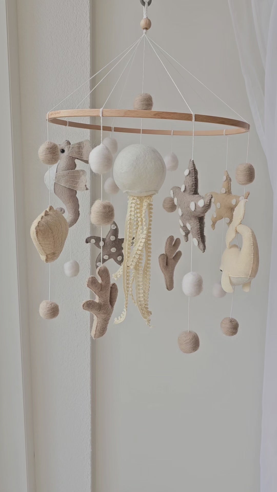 Selbstgemachtes Babymobile mit liebevoll handgefertigten Figuren und Formen, ideal für das Kinderbett oder den Kinderwagen. Hergestellt aus weichem, hochwertigem Filz in bunten Farben, fördert das Babymobile die visuelle und sensorische Entwicklung des Babys. Leicht und sicher aufzuhängen, schafft es eine beruhigende und kreative Umgebung für Ihr Kind.