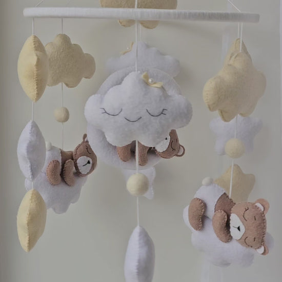 Selbstgemachtes Babymobile mit liebevoll handgefertigten Figuren und Formen, ideal für das Kinderbett oder den Kinderwagen. Hergestellt aus weichem, hochwertigem Filz in bunten Farben, fördert das Babymobile die visuelle und sensorische Entwicklung des Babys. Leicht und sicher aufzuhängen, schafft es eine beruhigende und kreative Umgebung für Ihr Kind.