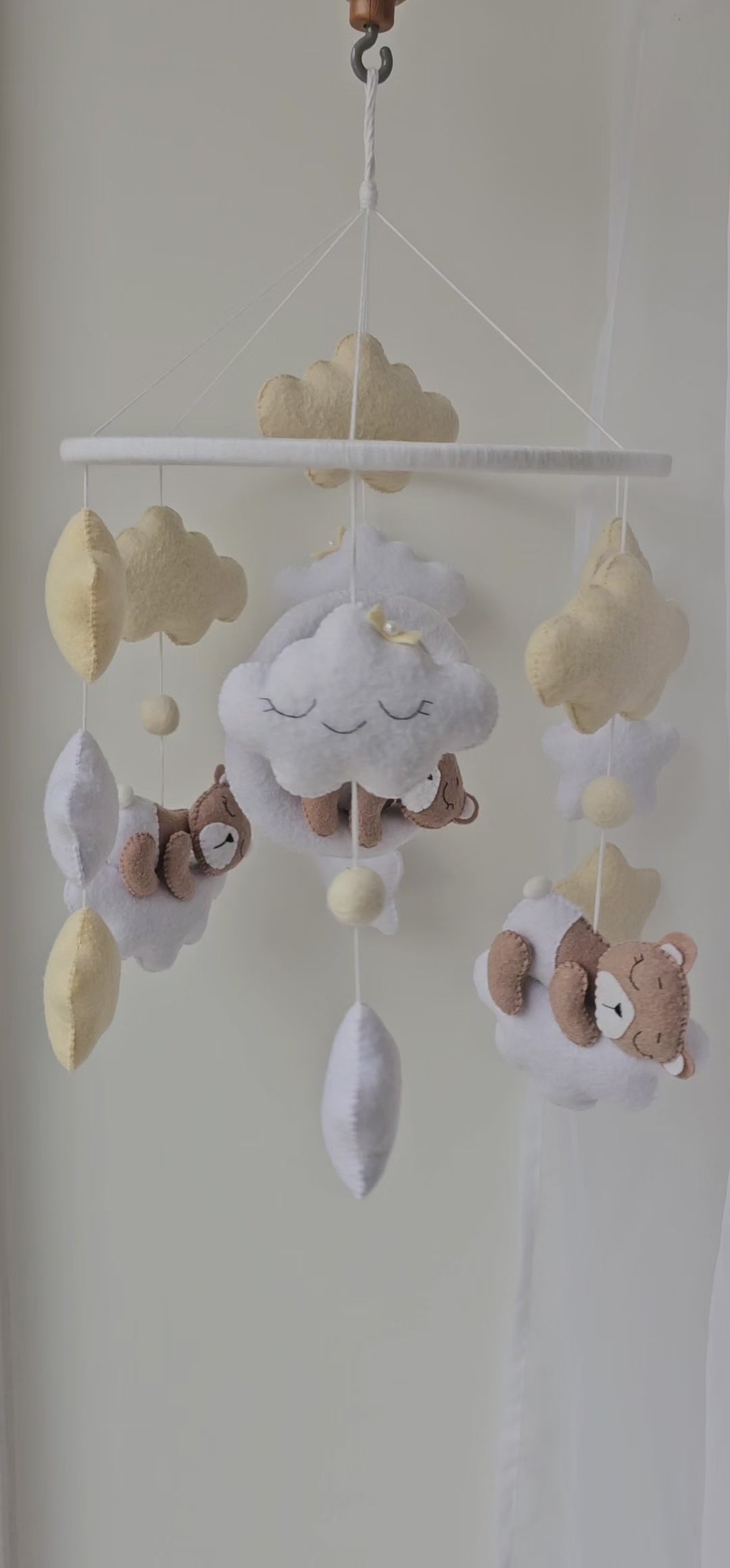 Selbstgemachtes Babymobile mit liebevoll handgefertigten Figuren und Formen, ideal für das Kinderbett oder den Kinderwagen. Hergestellt aus weichem, hochwertigem Filz in bunten Farben, fördert das Babymobile die visuelle und sensorische Entwicklung des Babys. Leicht und sicher aufzuhängen, schafft es eine beruhigende und kreative Umgebung für Ihr Kind.